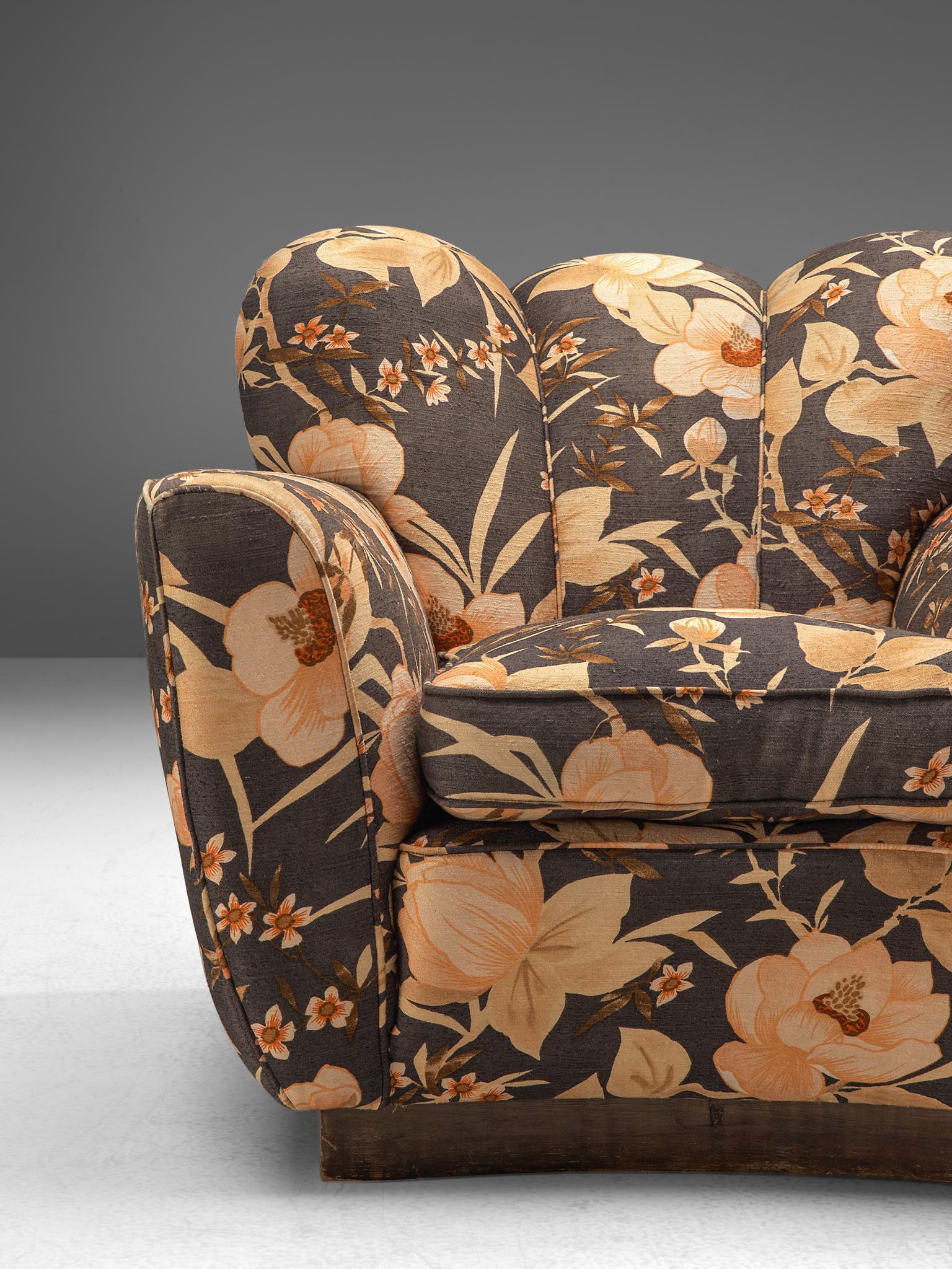 Italian Pair of Lounge Chairs in Floral Upholstery by Molteni (Mitte des 20. Jahrhunderts)