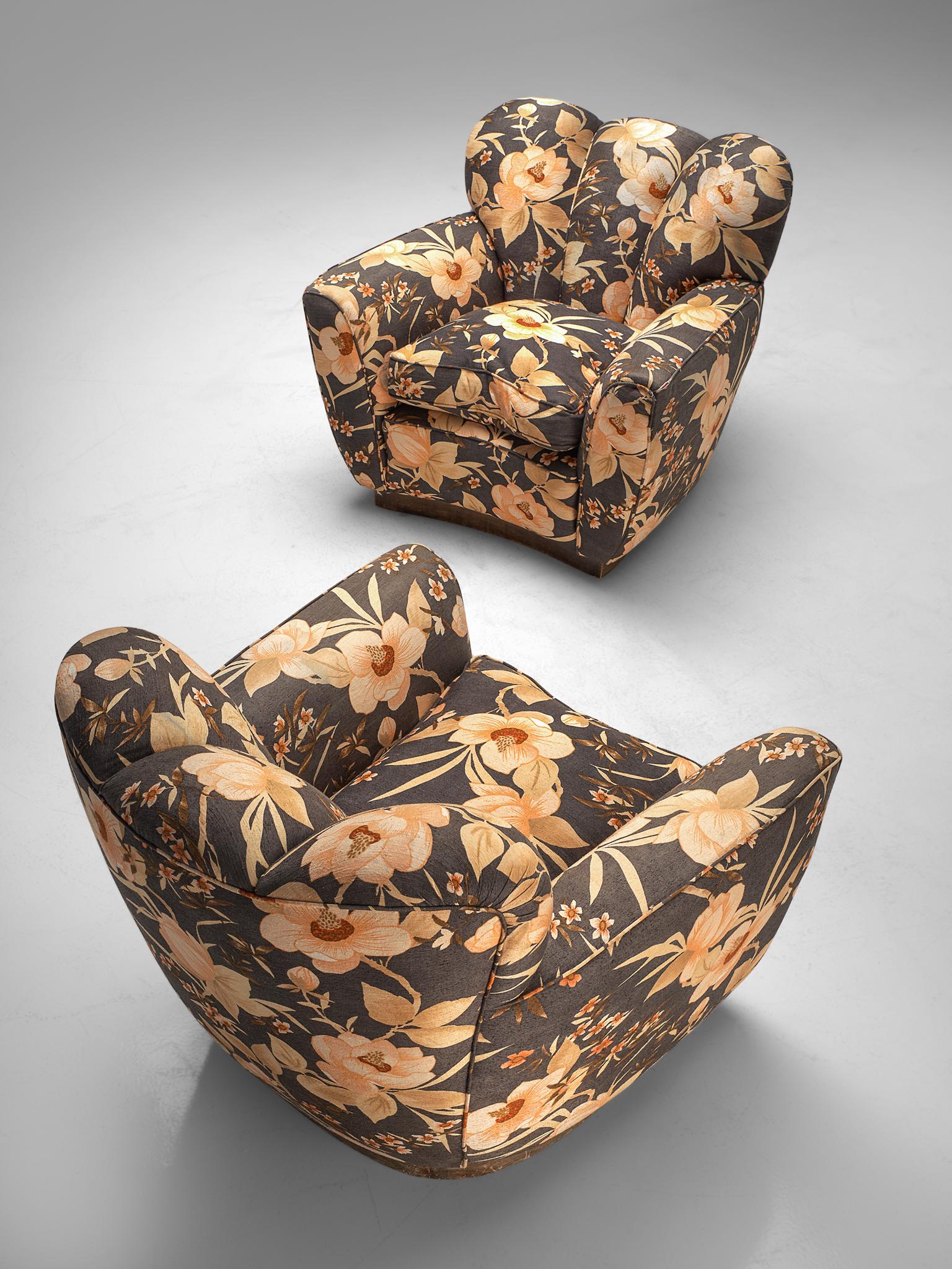 Italian Pair of Lounge Chairs in Floral Upholstery by Molteni (Stoff)