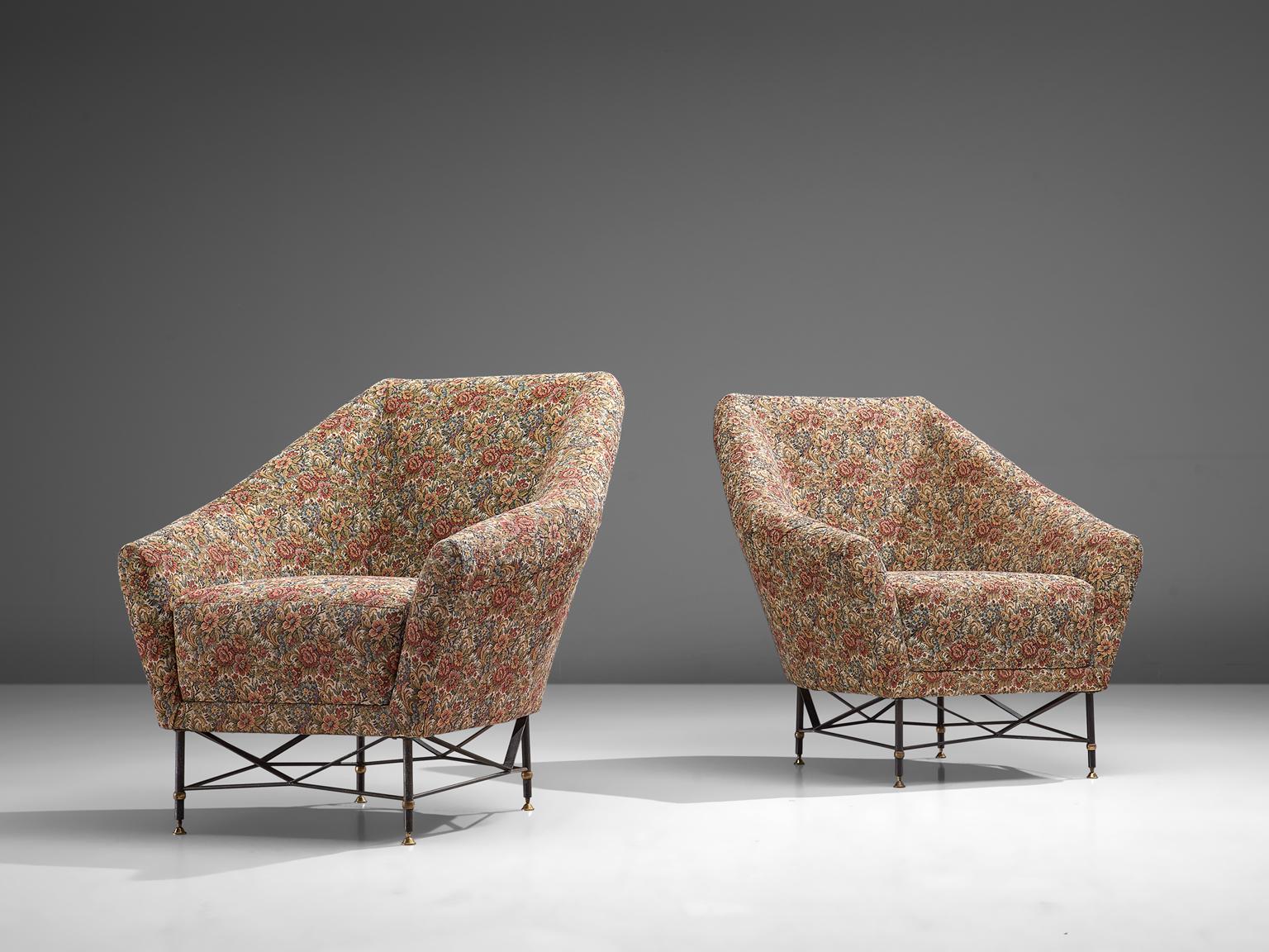 Lounge chairs, red fabric and metal, Italy, 1950s.

Large easy chairs with beautiful metal wire frame. This set has an elegant base of black coated metal with brass elements. The lines of the base show an interesting graphical pattern. The seating