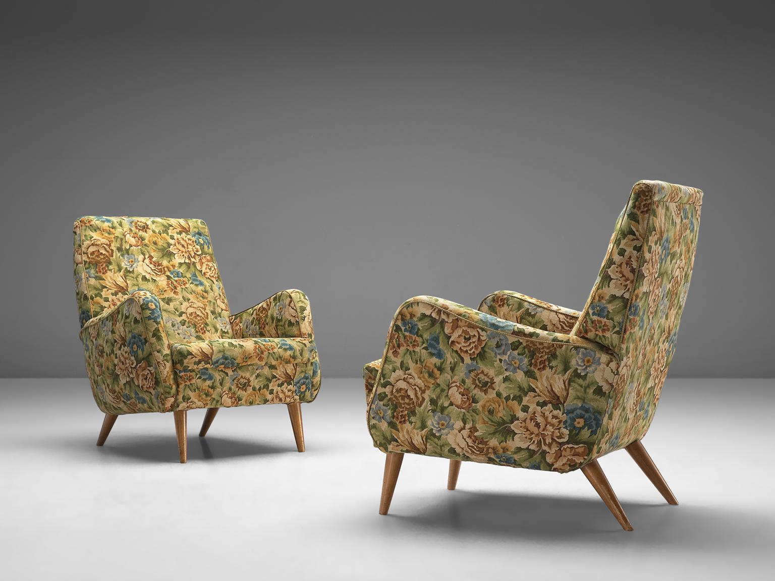 Set of 2 highback chairs, fabric and beech, Italy, 1950s

This set of chairs is an iconic example of Italian design from the 1950s. The design is on the one hand simplistic, with elegant, subtle lines. On the other hand the set has a certain