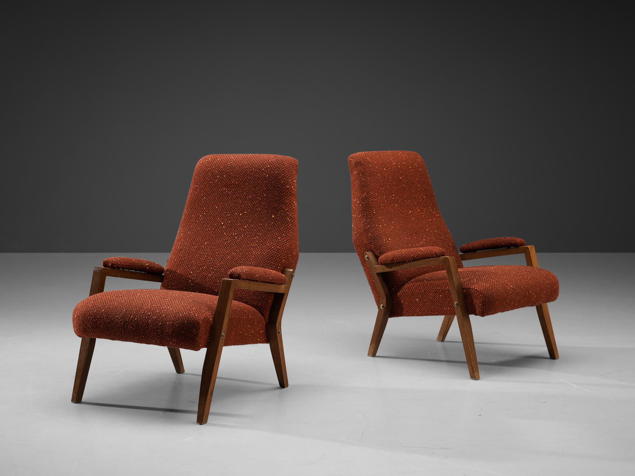Paar Sessel, Buche, Stoff, Italien, 1960er Jahre.

Dieses Paar skulpturaler italienischer Loungesessel zeichnet sich durch eine solide Konstruktion aus, die sich in der Form der Armlehnen und der leicht geneigten, verlängerten Rückenlehne bemerkbar