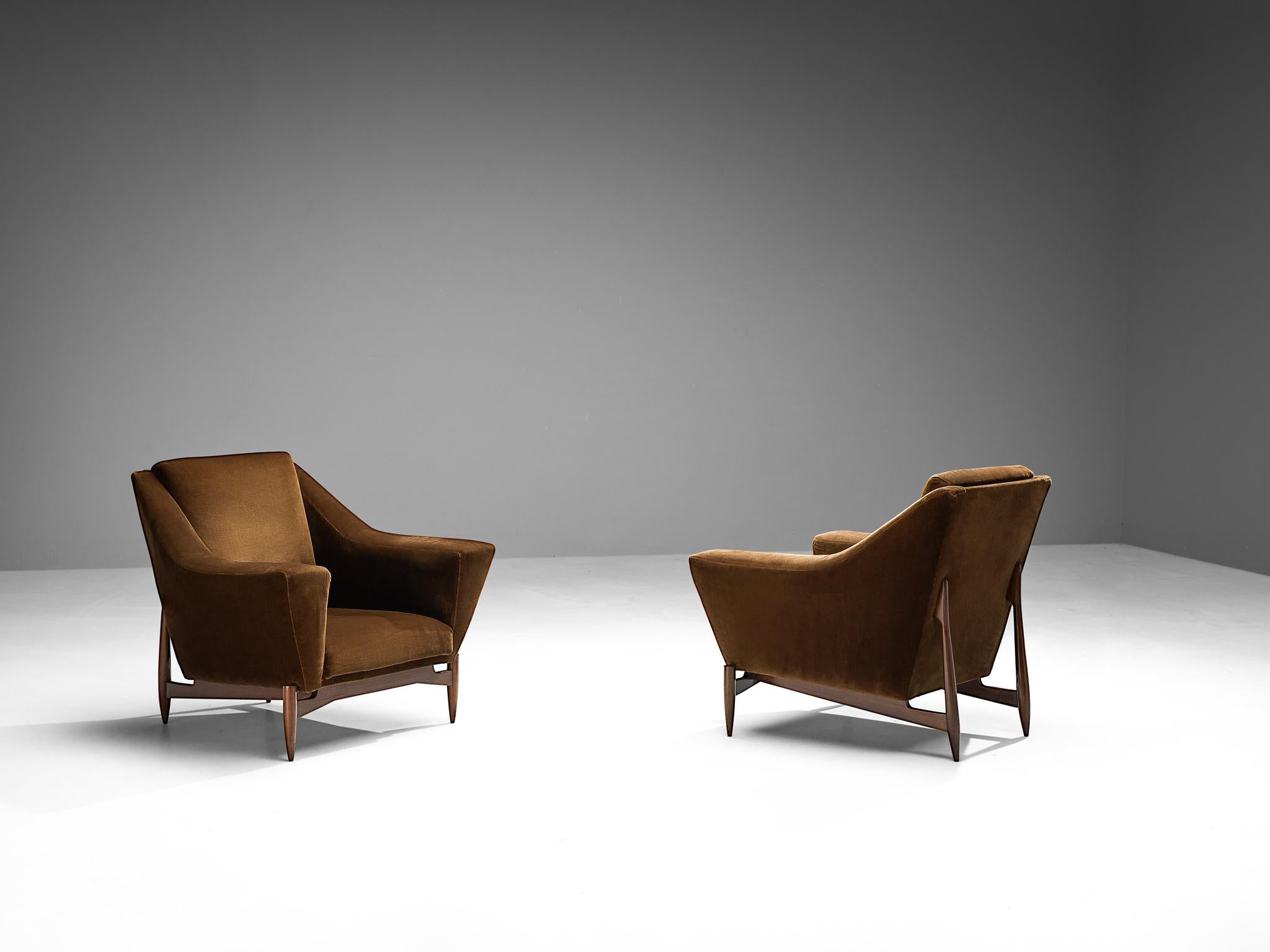 Pair of lounge chairs, brown velvet, stained beech, Italy, 1950s.

An extremely elegant and flattering pair of armchairs, made in Italy in the 1950s. These lounge chairs instantly reminds of the work of some prominent Italian designers that were