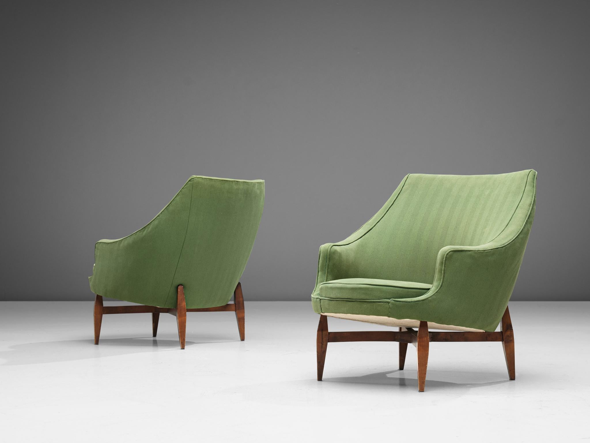 Paar Loungesessel, Stoff und Buche, Italien, 1950er Jahre

Ein sinnliches Sesselpaar mit einer skulpturalen Rückenlehne mit kurzen Armlehnen und einer runden Sitzfläche. Die konisch zulaufenden Holzbeine verleihen den Stühlen einen luftigen Touch