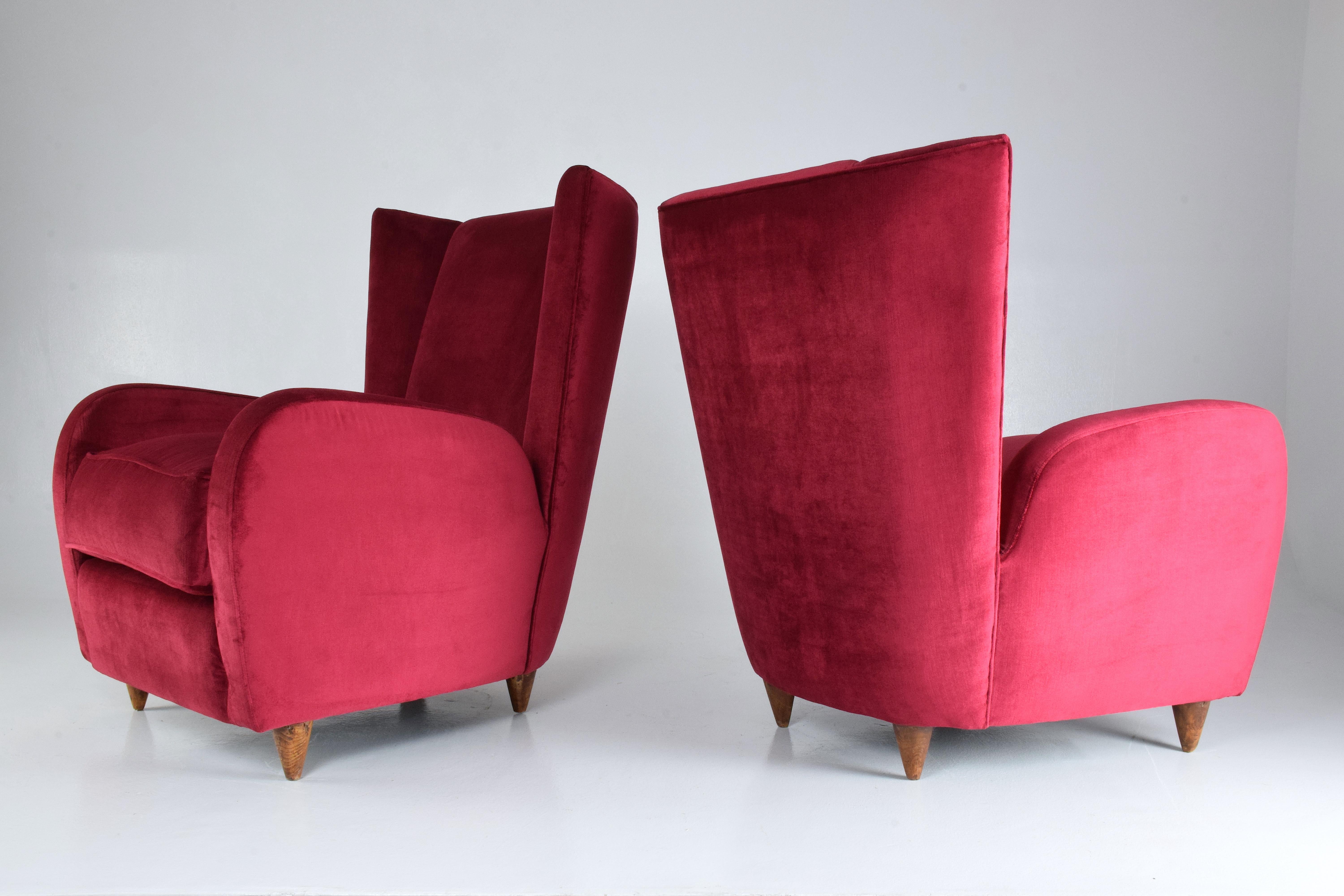 Italian Pair of Midcentury Velvet Armchairs by Paolo Buffa, 1950s (Moderne der Mitte des Jahrhunderts)