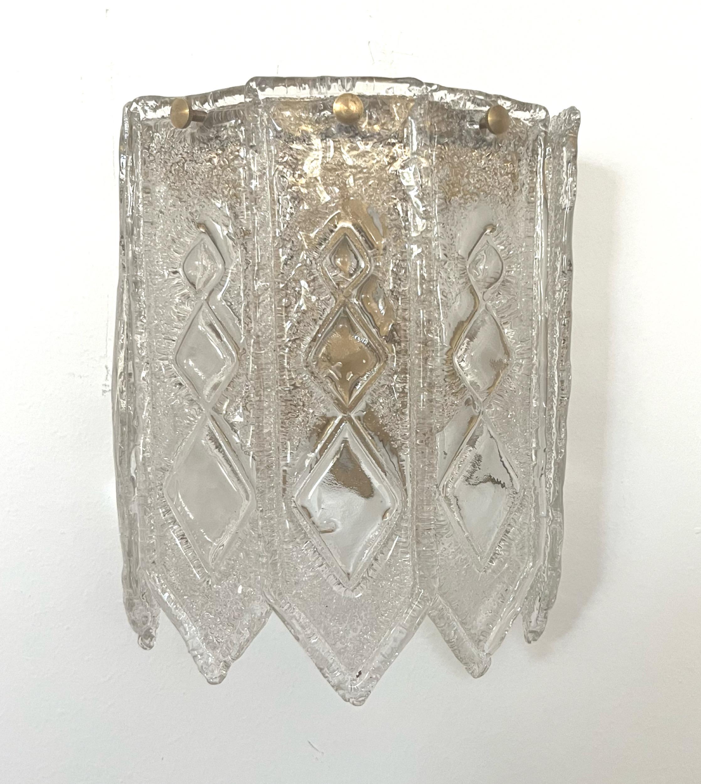 Lovely und Schönheit Pair of Italian Murano Glas Wandleuchten aus 1970er Jahren. Diese Armaturen wurden in den 1970er Jahren in Italien entworfen und hergestellt.
Jeder Wandleuchter besteht aus fünf klaren Murano-Gläsern. Zwei weitere