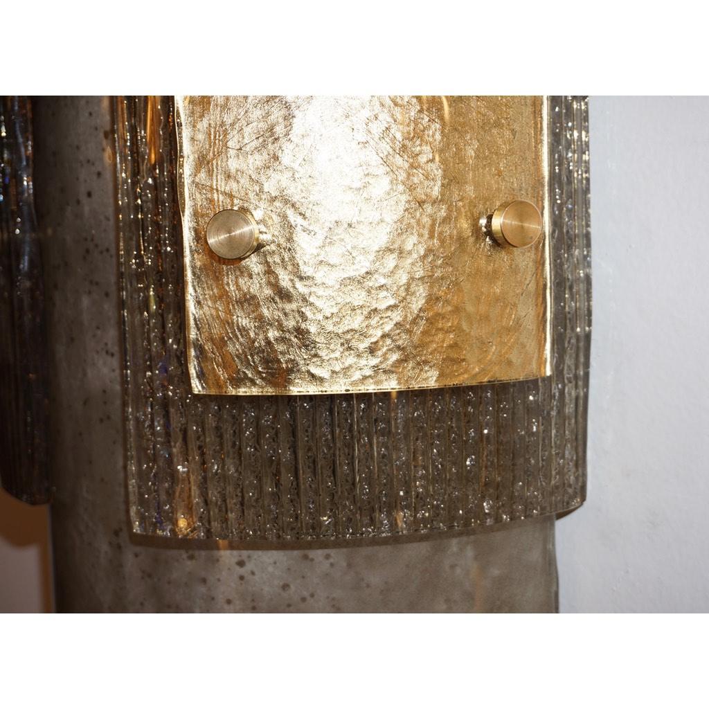 Pareja de modernos apliques italianos de cristal de Murano ahumado gris dorado y esmerilado marfil Escarchado en venta