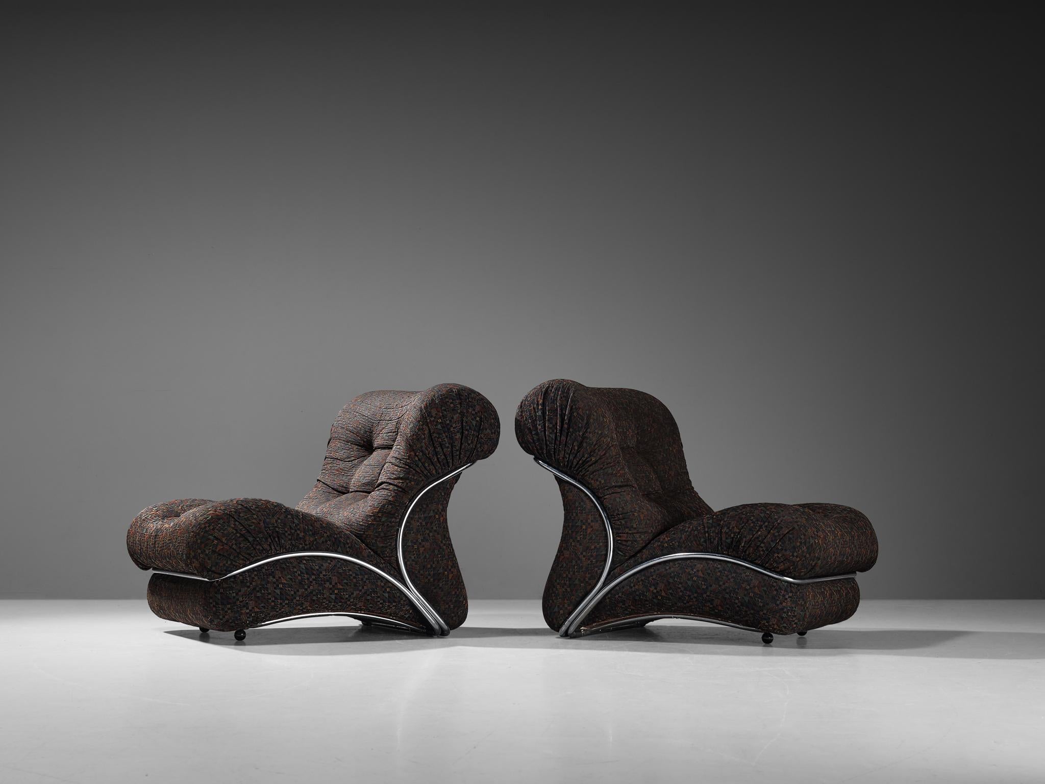 I.P.E., paire de chaises longues, modèle 'Corolla', tissu, acier chromé, Italie, années 1970

Un design saisissant qui ajoutera une allure vibrante à votre pièce et intensifiera l'expérience de la détente elle-même. Une structure en forme d'aile