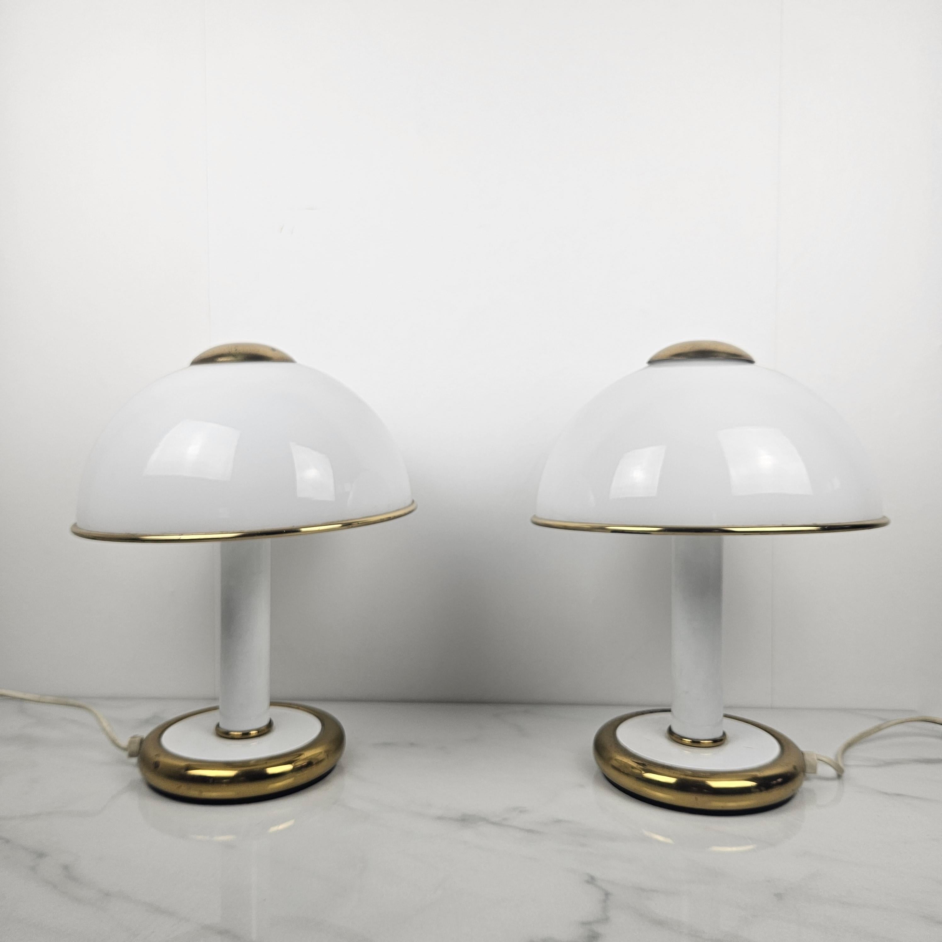 Un ensemble de 2 merveilleuses lampes de table ou de chevet italiennes conçues par F. Fabbian, fabriquées en Italie dans les années 1970.
Les lampes sont finies avec des détails en laiton poli avec des abat-jours en verre Murano opalin, fournissant