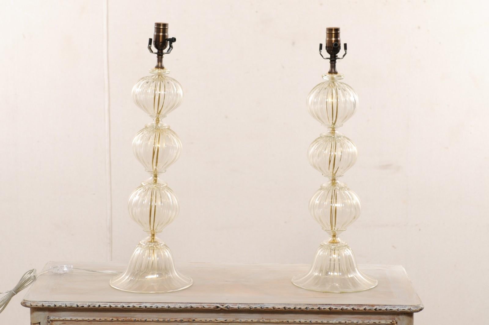 Ein italienisches Paar mundgeblasener Muranoglas-Tischlampen. Diese klassisch gestalteten italienischen Tischlampen wurden von erfahrenen Glasmeistern auf der venezianischen Insel Murano, Italien, hergestellt und zeichnen sich durch eine wunderschön