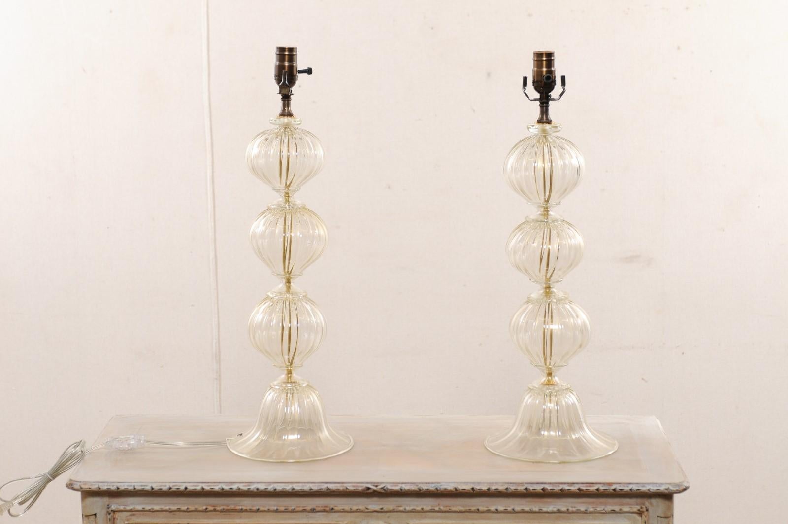 Italienisches Paar mundgeblasener Muranoglas-Tischlampen, klares Glas mit Goldflecken im Zustand „Gut“ im Angebot in Atlanta, GA