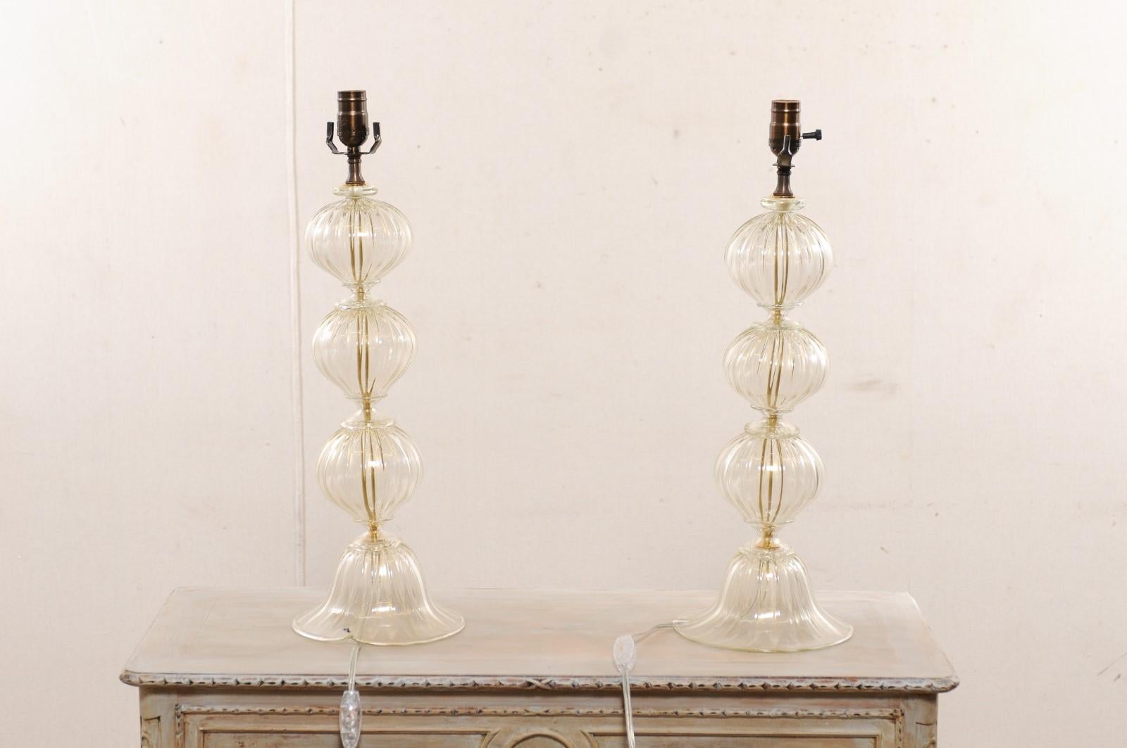 Italienisches Paar mundgeblasener Muranoglas-Tischlampen, klares Glas mit Goldflecken (21. Jahrhundert und zeitgenössisch) im Angebot