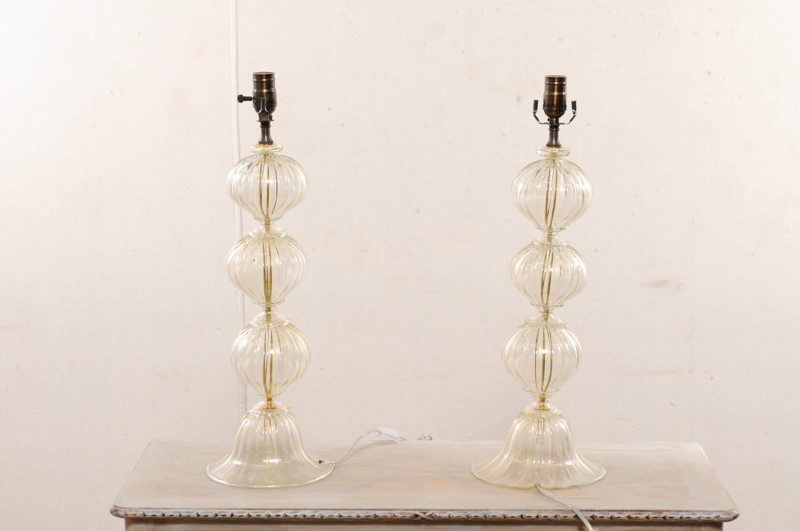 Italienisches Paar mundgeblasener Muranoglas-Tischlampen, klares Glas mit Goldflecken im Angebot 1