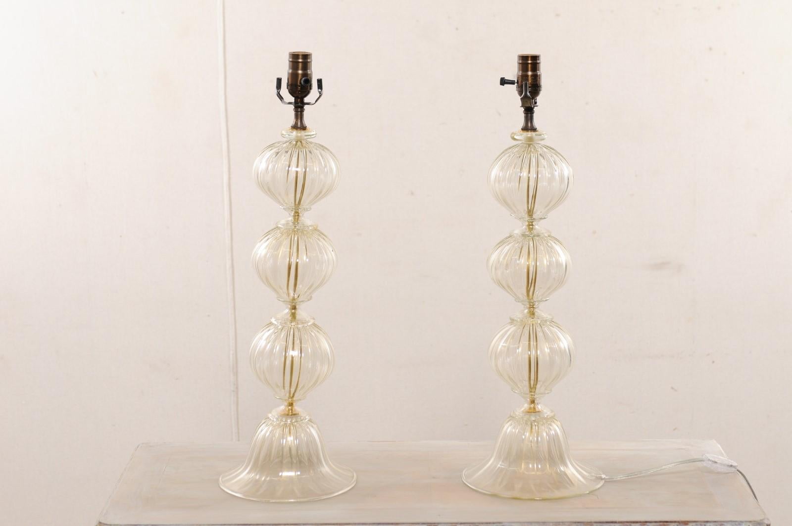 Italienisches Paar mundgeblasener Muranoglas-Tischlampen, klares Glas mit Goldflecken im Angebot 2