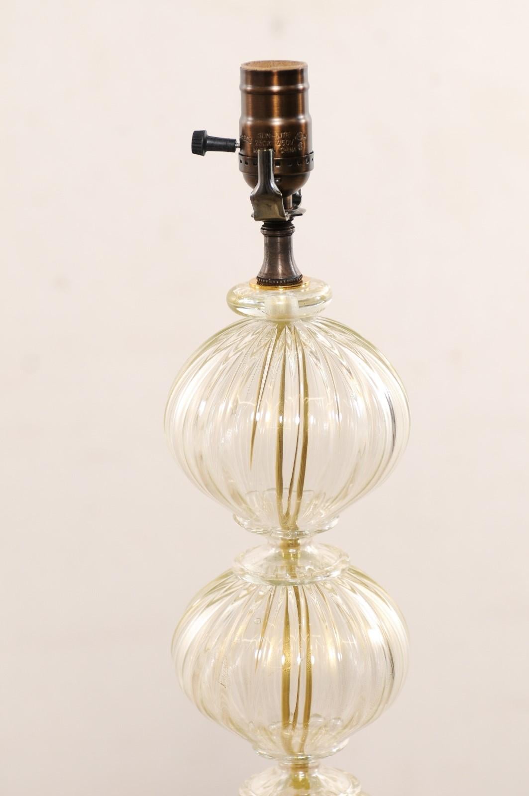 Italienisches Paar mundgeblasener Muranoglas-Tischlampen, klares Glas mit Goldflecken im Angebot 3