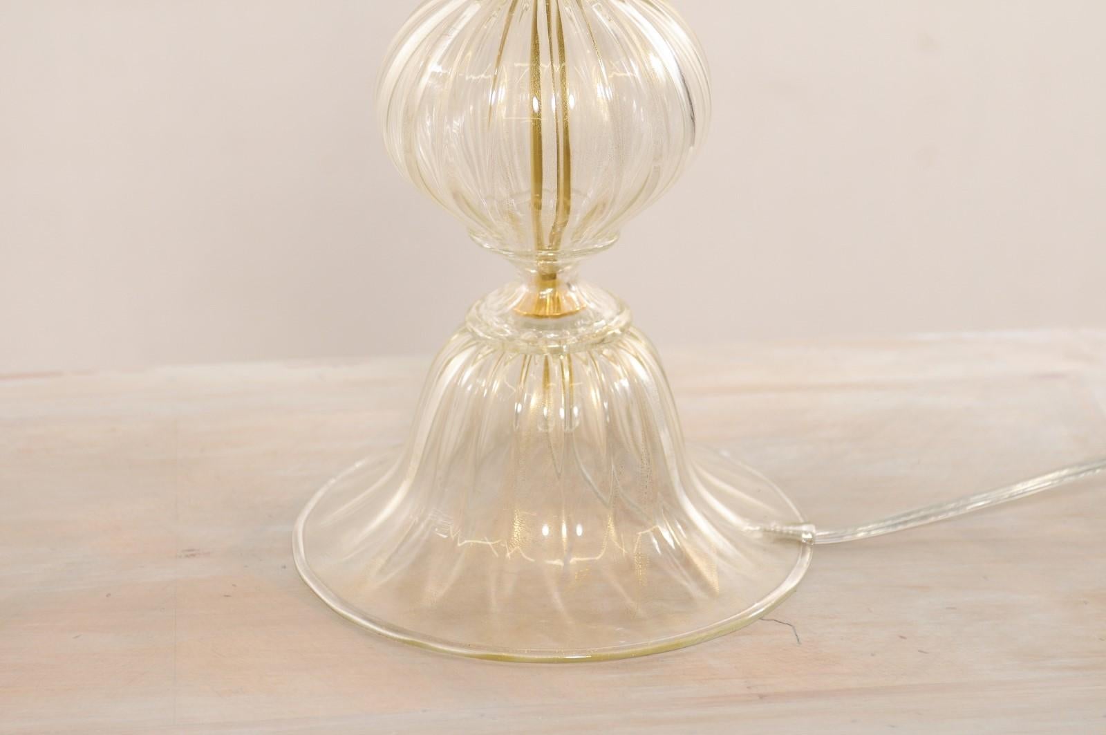 Italienisches Paar mundgeblasener Muranoglas-Tischlampen, klares Glas mit Goldflecken im Angebot 4