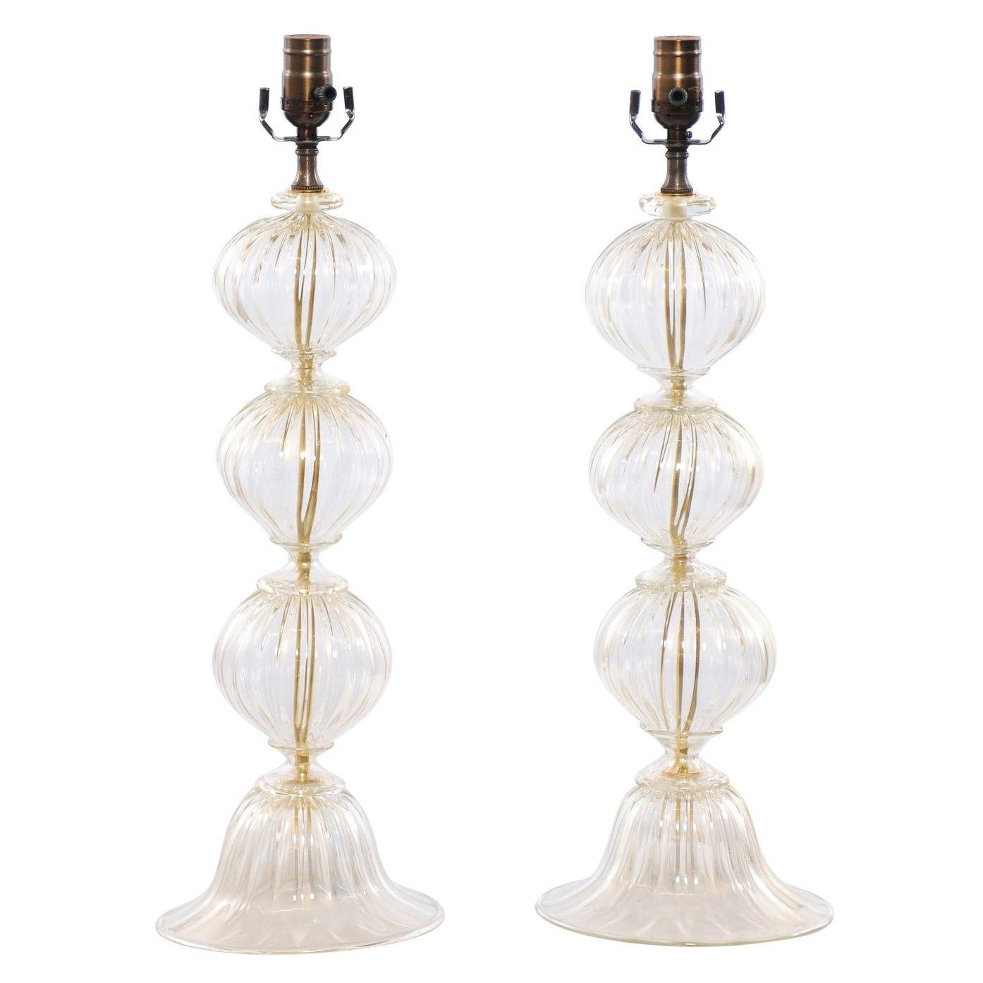 Italienisches Paar mundgeblasener Muranoglas-Tischlampen, klares Glas mit Goldflecken im Angebot
