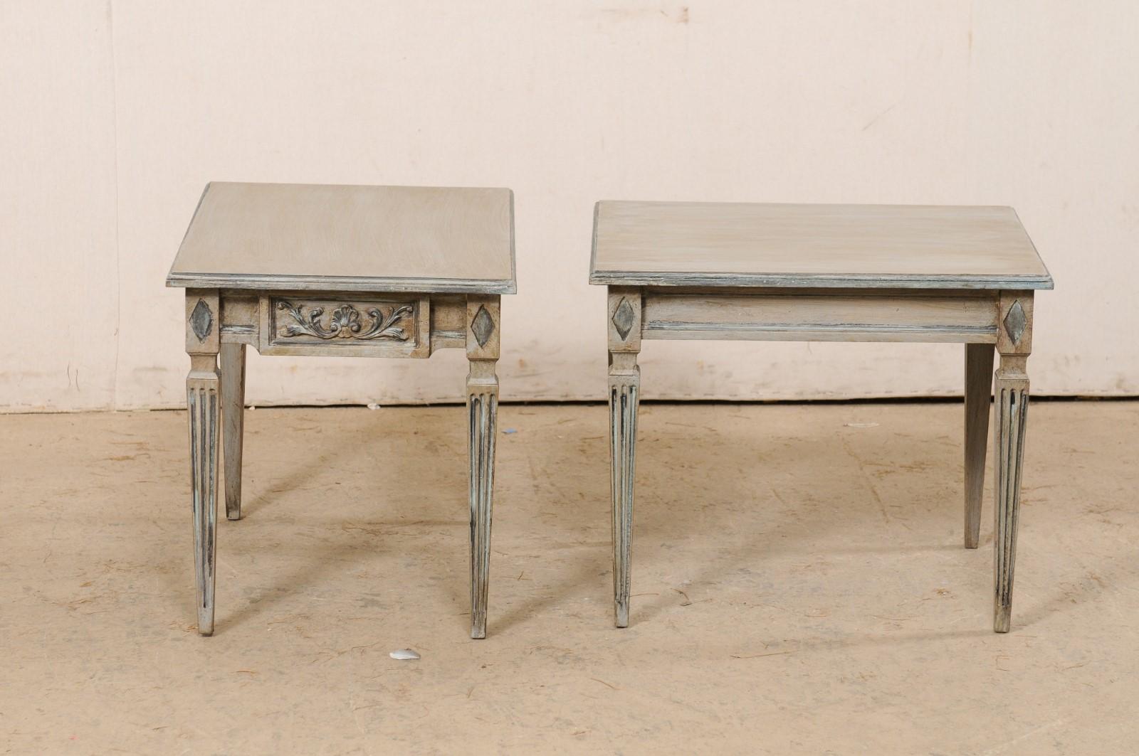 Paire de tables d'appoint italiennes joliment sculptées et peintes, reposant sur des pieds cannelés carrés en vente 2