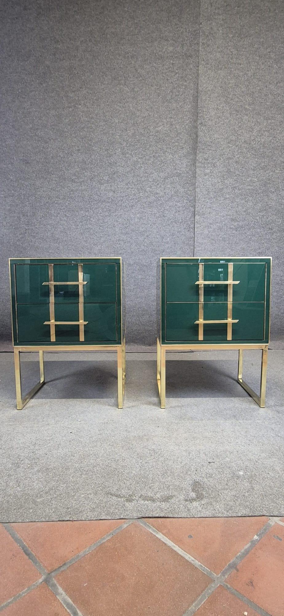 Laiton Paire de tables de nuit italiennes Verre de Murano vert foncé et laiton Justfurnituress en vente