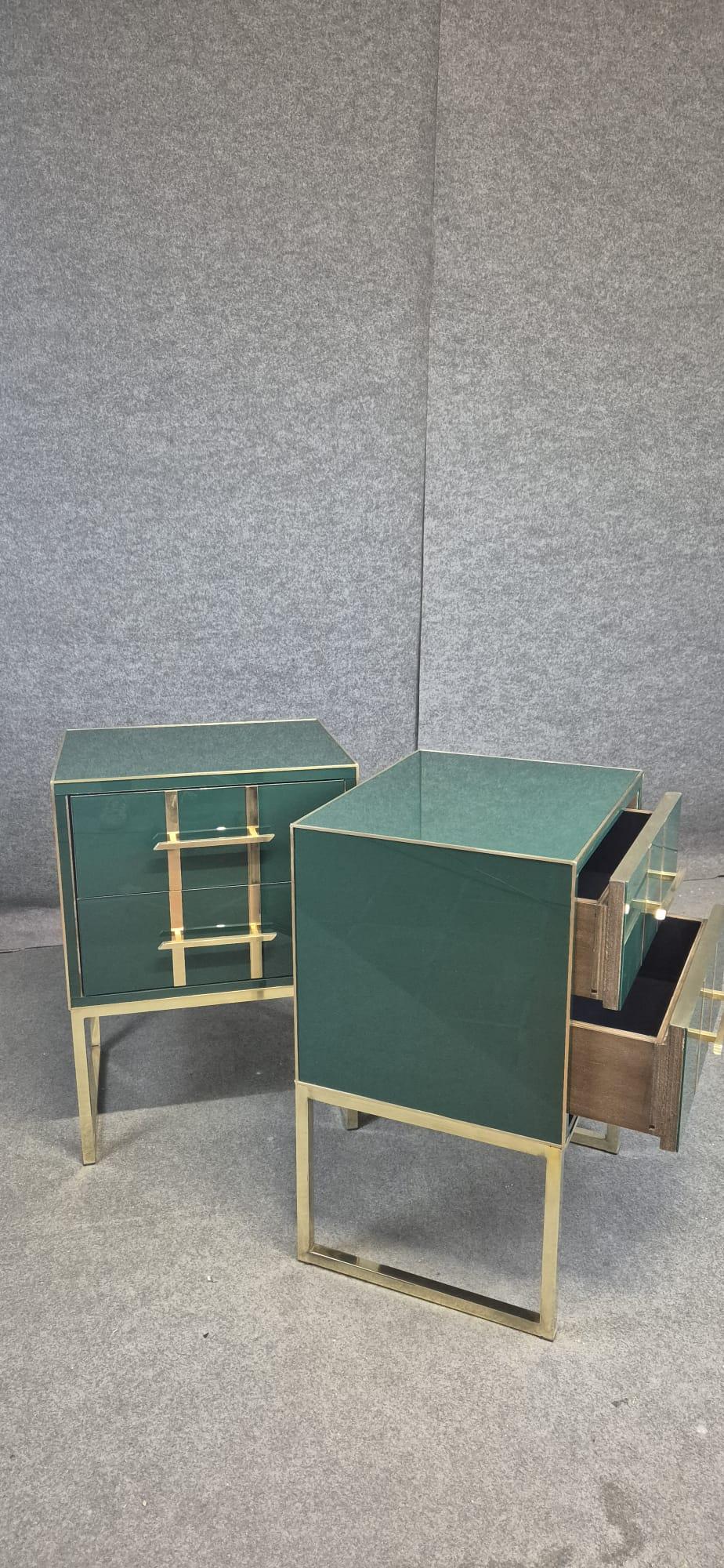 Paire de tables de nuit italiennes Verre de Murano vert foncé et laiton Justfurnituress en vente 1