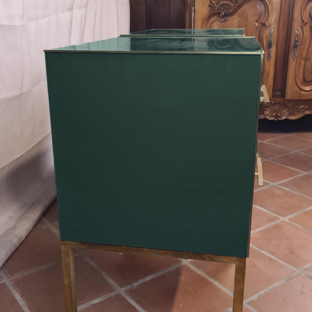 Italienisches Paar Nachttische Dunkelgrünes Muranoglas mit Messingbeschlägen erhältlich

Diese atemberaubenden, in Italien gefertigten Nachttische bestehen aus exquisitem dunkelgrünem Muranoglas, das durch aufwändige Messingverzierungen und