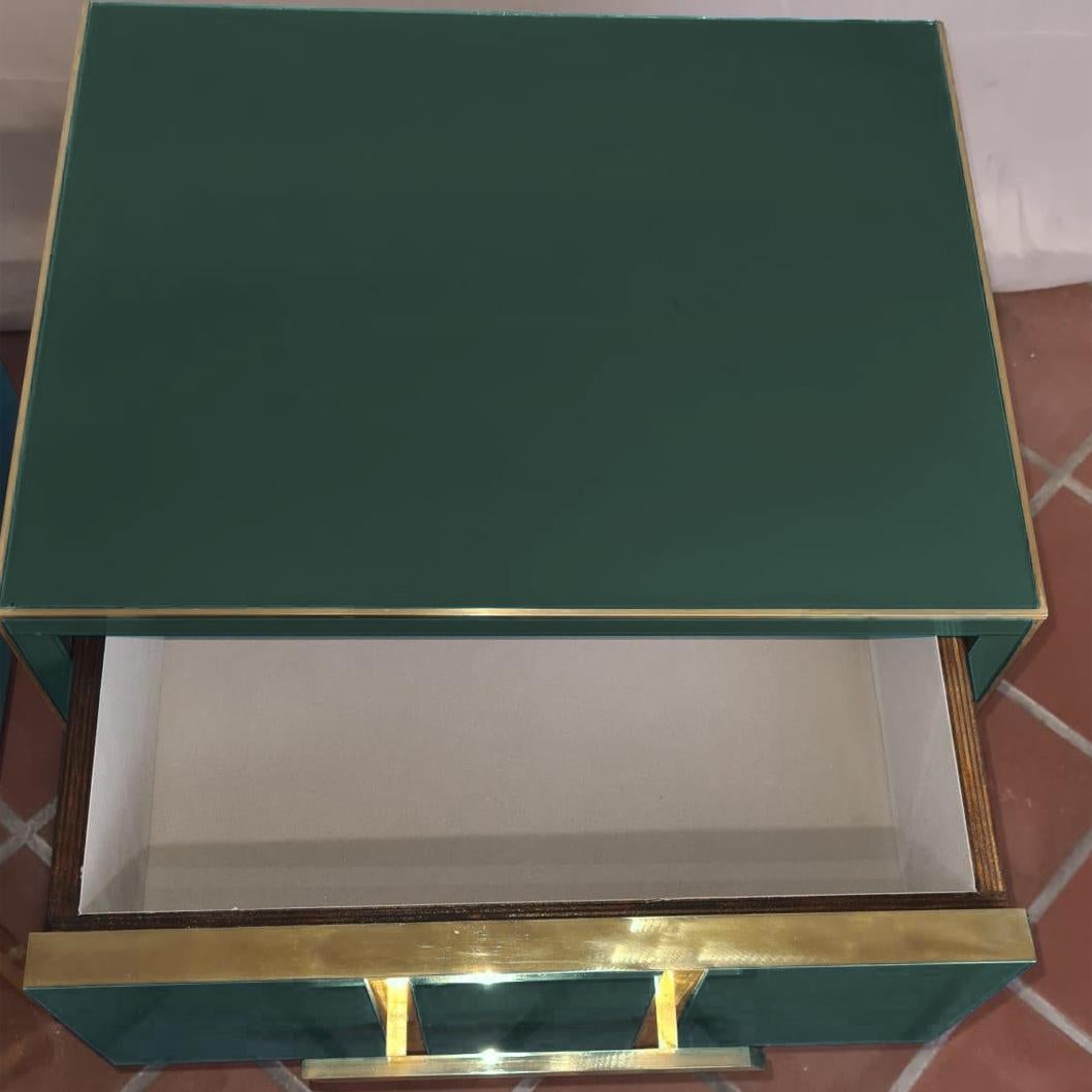 Italienisches Paar Nachttische Dunkelgrünes Muranoglas mit Messingbeschlägen erhältlich (Moderne) im Angebot