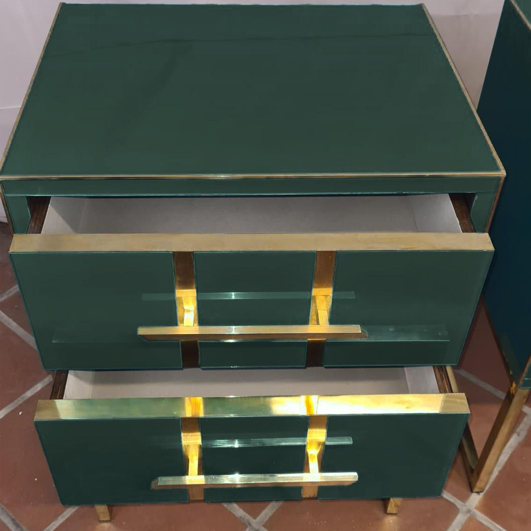 Italienisches Paar Nachttische Dunkelgrünes Muranoglas mit Messingbeschlägen erhältlich (Italian) im Angebot