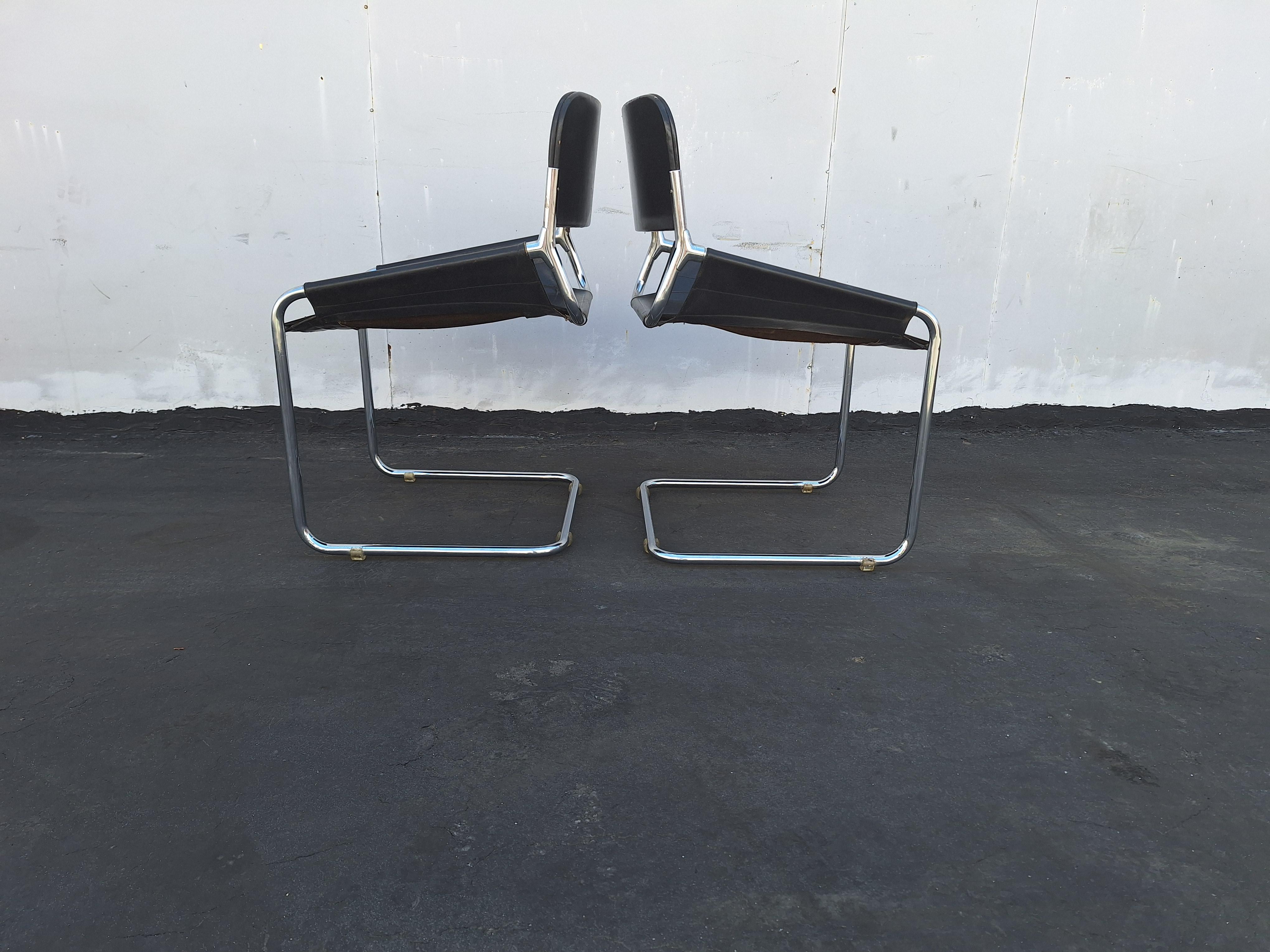 Les chaises sont dotées d'une structure en acier tubulaire chromé et d'une assise robuste en cuir noir attribuée à Matteo Grassi .
Expédition continentale  livraison à domicile 15-30 jours  $300