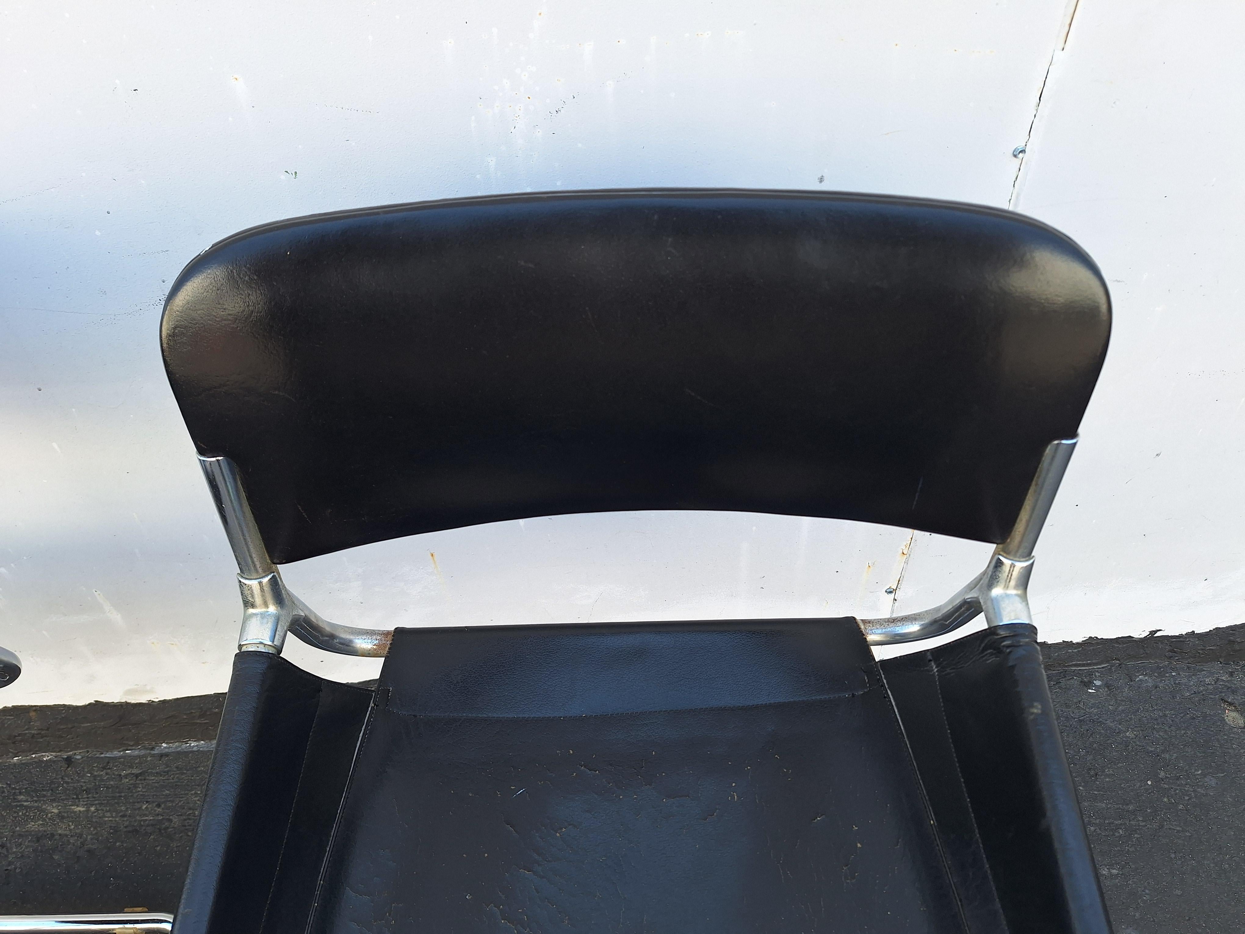 Cuir Paire de chaises de bureau et de salle à manger italiennes en vente
