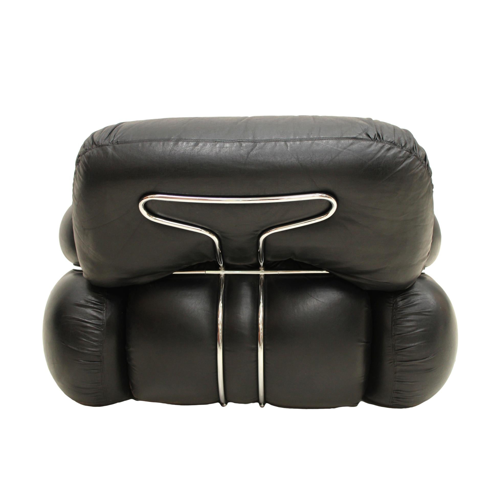 Mid-Century Modern Paire de fauteuils Okay italiens en cuir noir et acier par Adriano Piazzesi  en vente