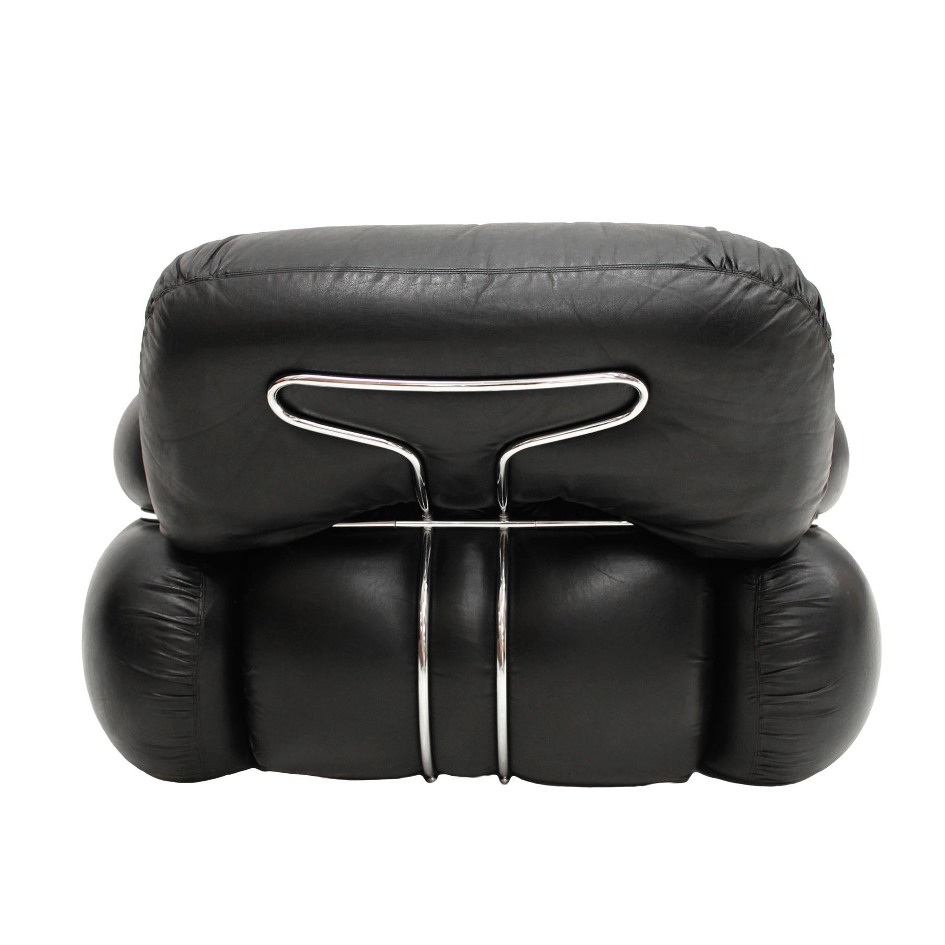 Paar italienische Okay-Sessel von Adriano Piazzesi mit schwarzem Leder und Stahl  (Italienisch) im Angebot