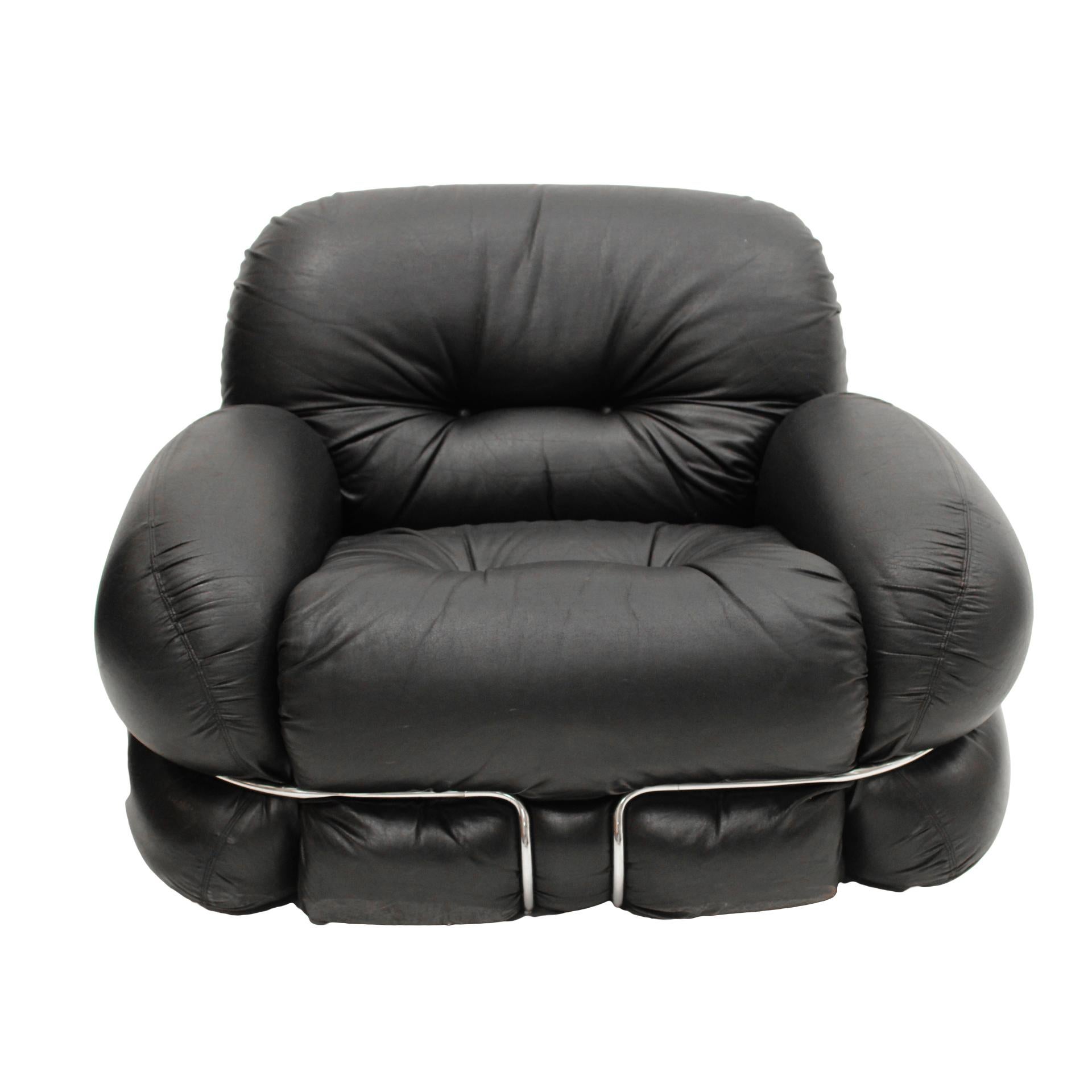 Métal Paire de fauteuils Okay italiens en cuir noir et acier par Adriano Piazzesi  en vente