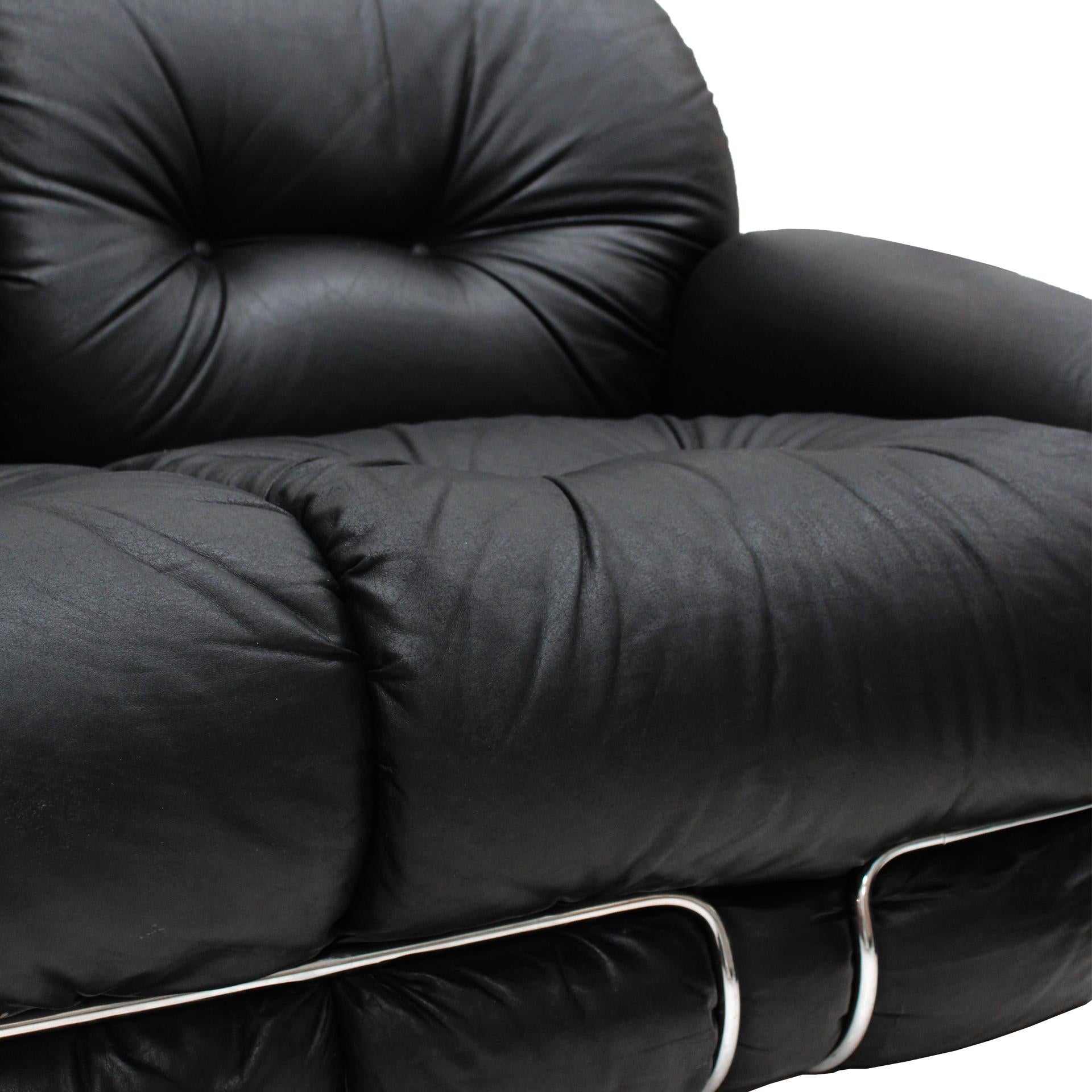 Paire de fauteuils Okay italiens en cuir noir et acier par Adriano Piazzesi  en vente 1