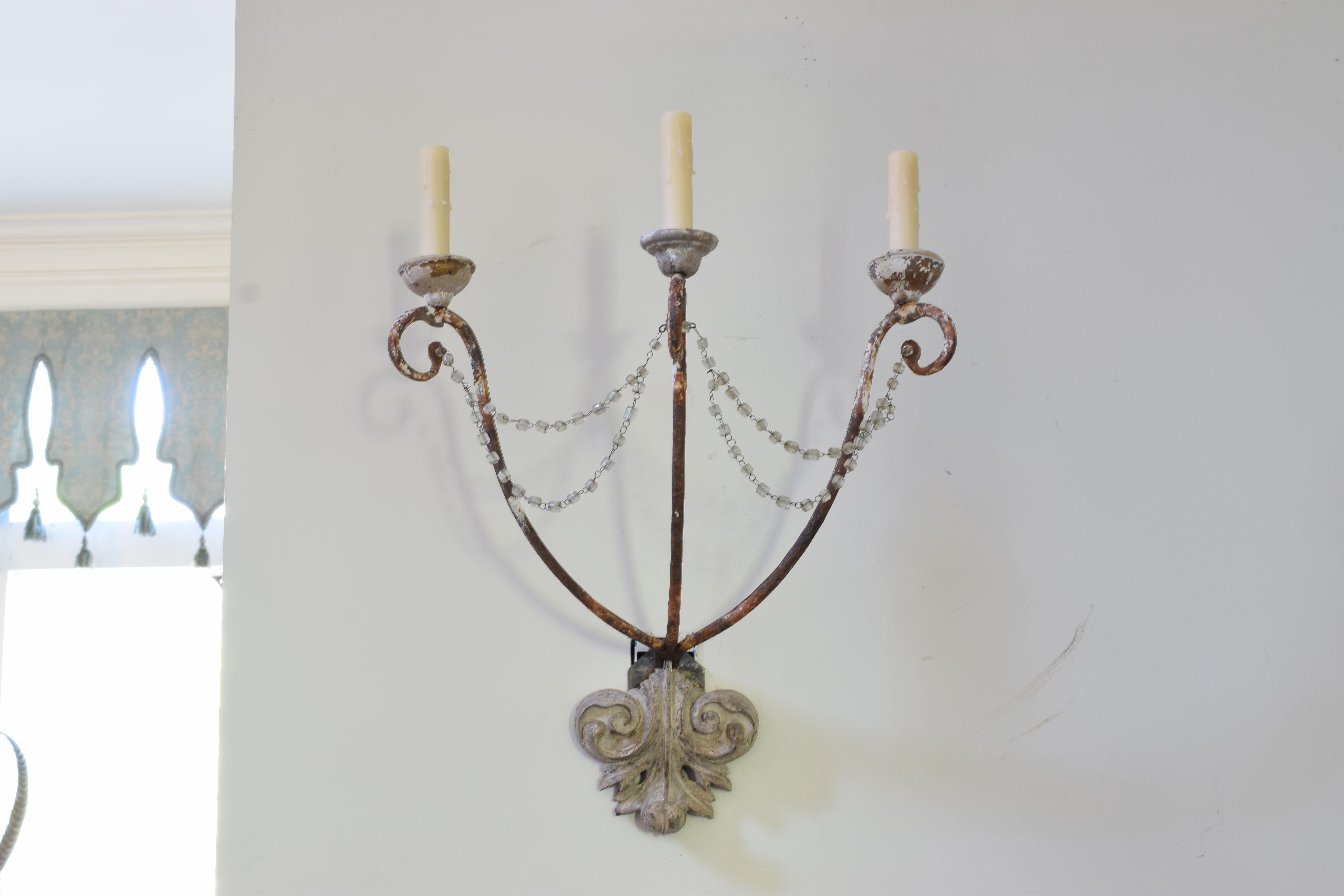 Néoclassique Paire italienne d'appliques à 3 lumières en fer peint et bois sculpté, début du 19ème siècle et plus tard en vente