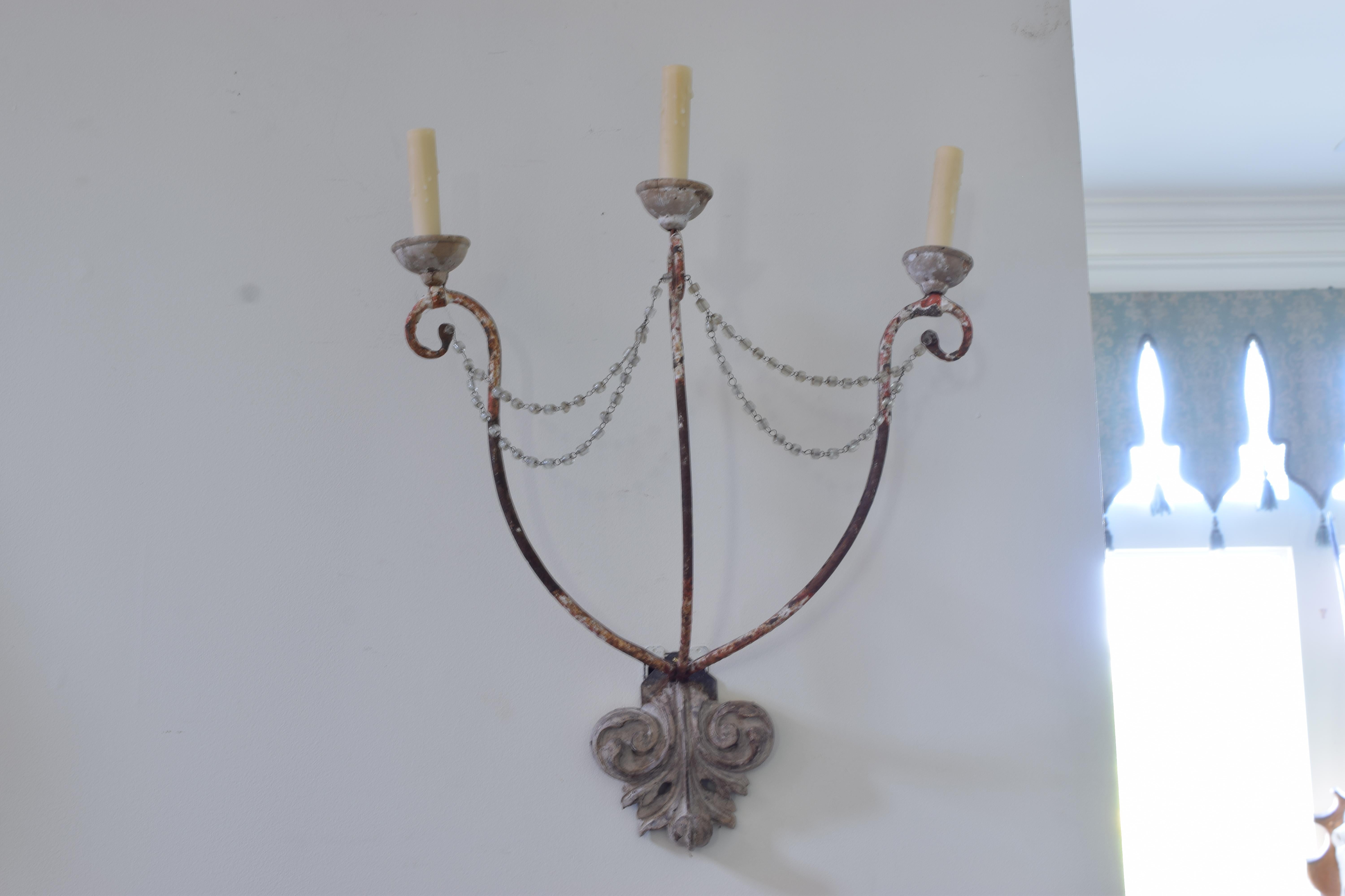 Paire italienne d'appliques à 3 lumières en fer peint et bois sculpté, début du 19ème siècle et plus tard Bon état - En vente à Atlanta, GA