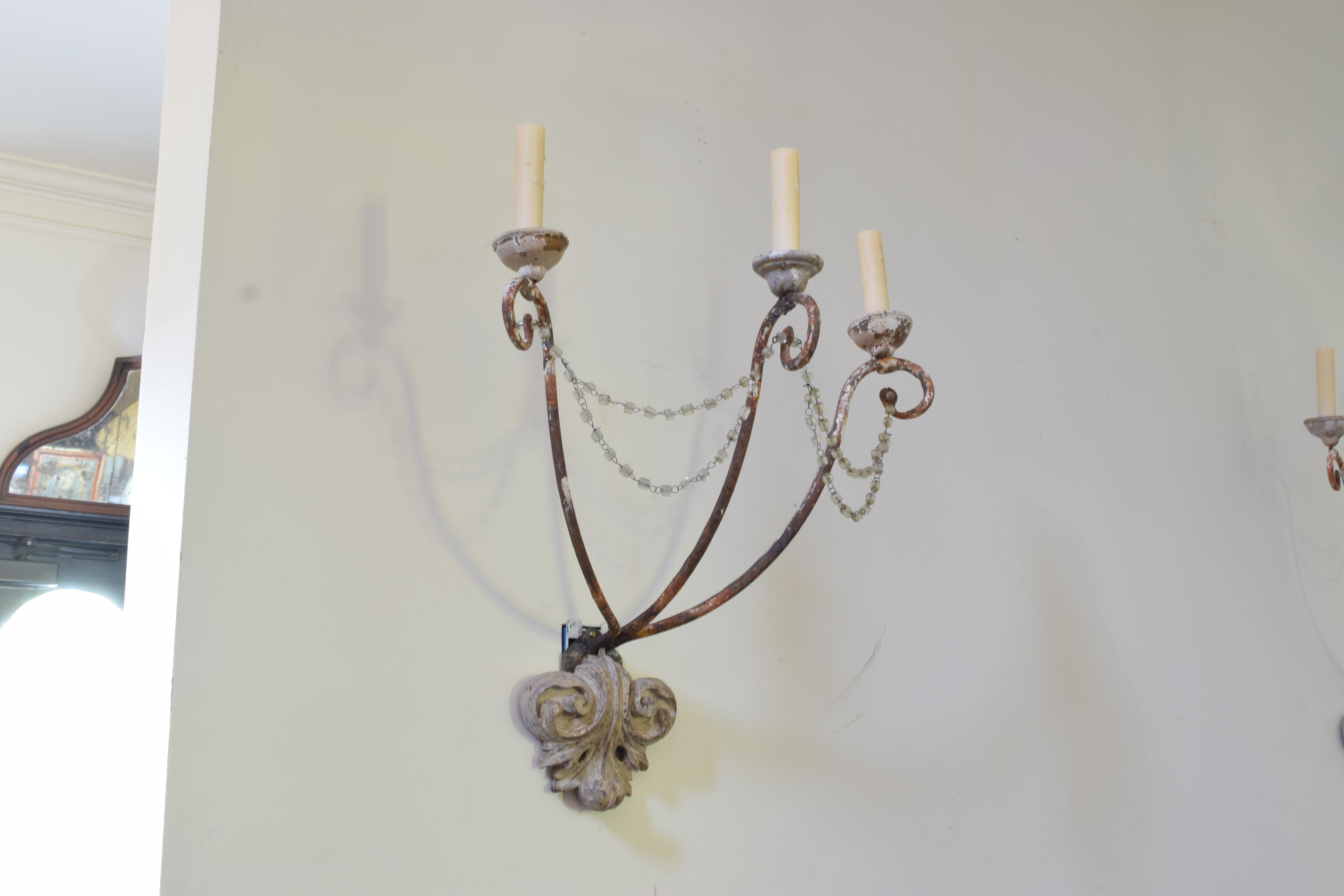 XIXe siècle Paire italienne d'appliques à 3 lumières en fer peint et bois sculpté, début du 19ème siècle et plus tard en vente