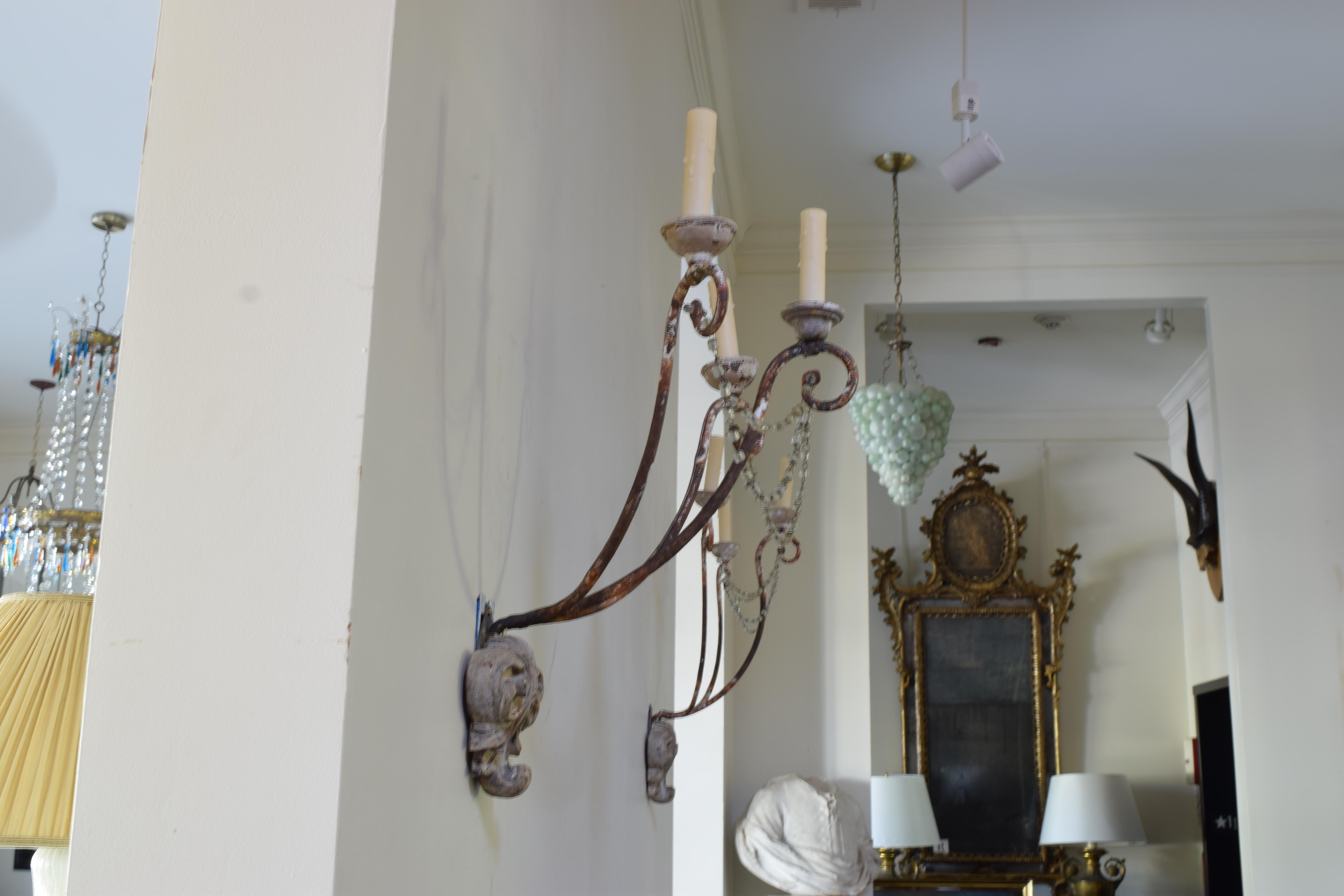 Fer Paire italienne d'appliques à 3 lumières en fer peint et bois sculpté, début du 19ème siècle et plus tard en vente