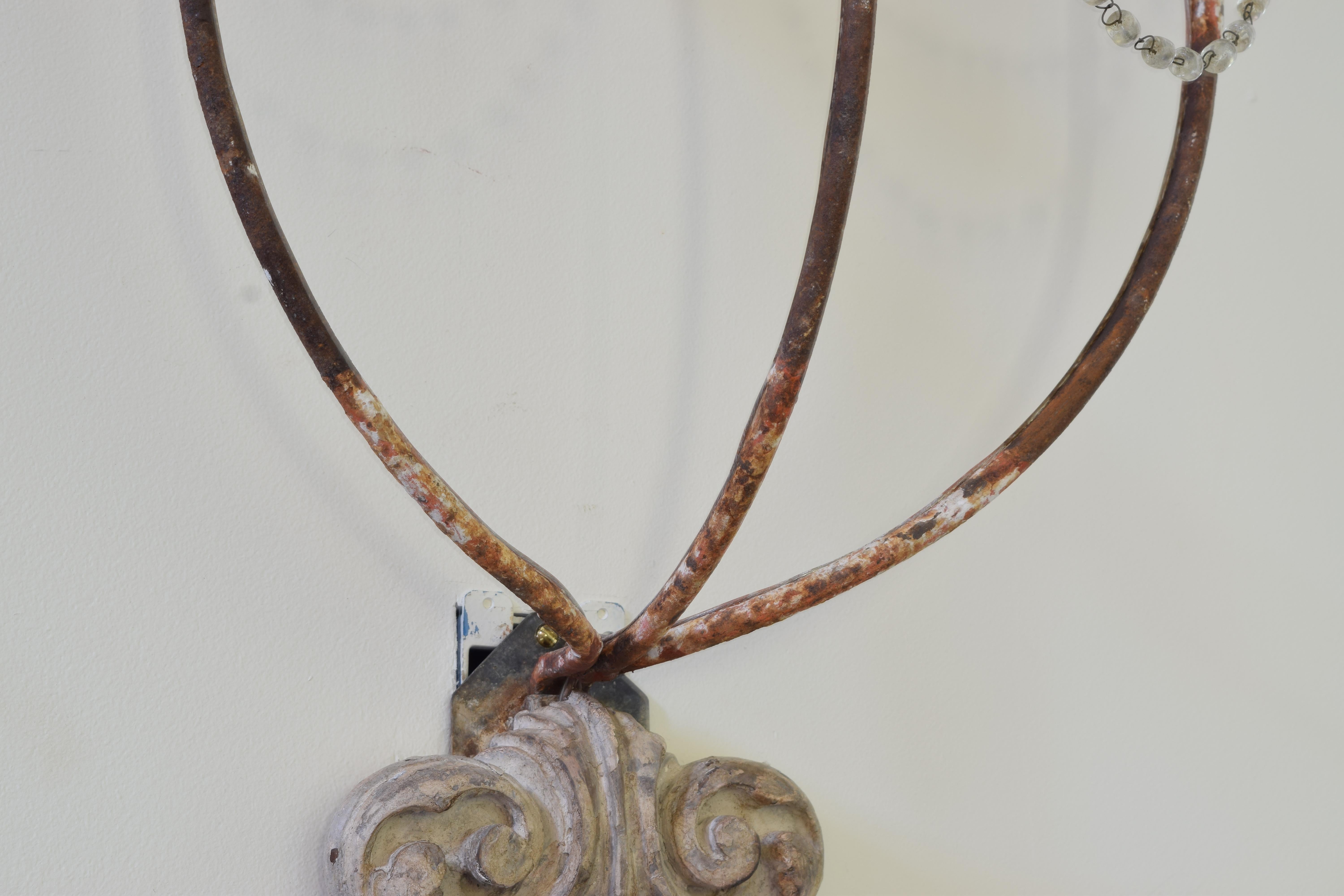 Paire italienne d'appliques à 3 lumières en fer peint et bois sculpté, début du 19ème siècle et plus tard en vente 2