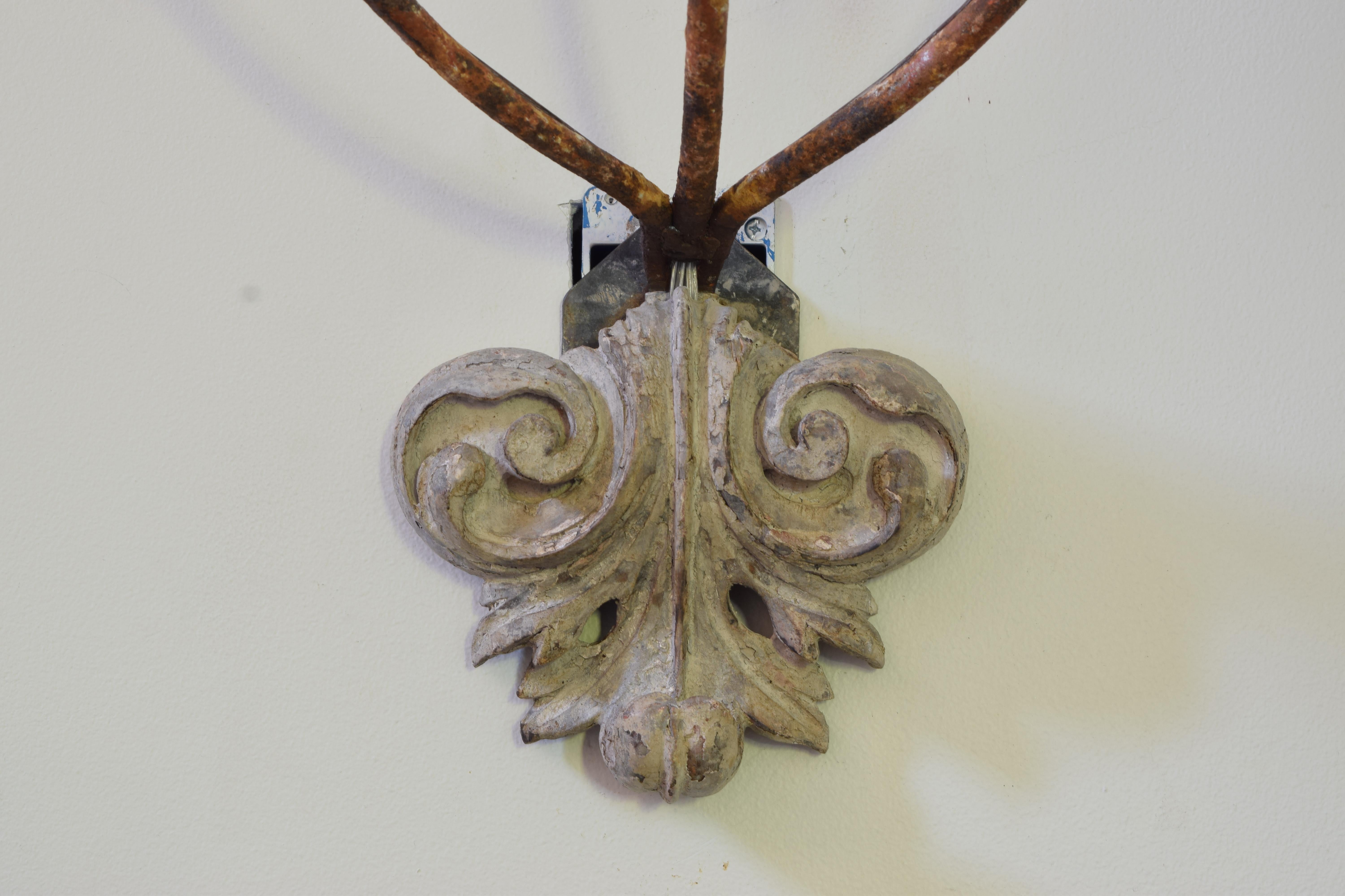 Paire italienne d'appliques à 3 lumières en fer peint et bois sculpté, début du 19ème siècle et plus tard en vente 3