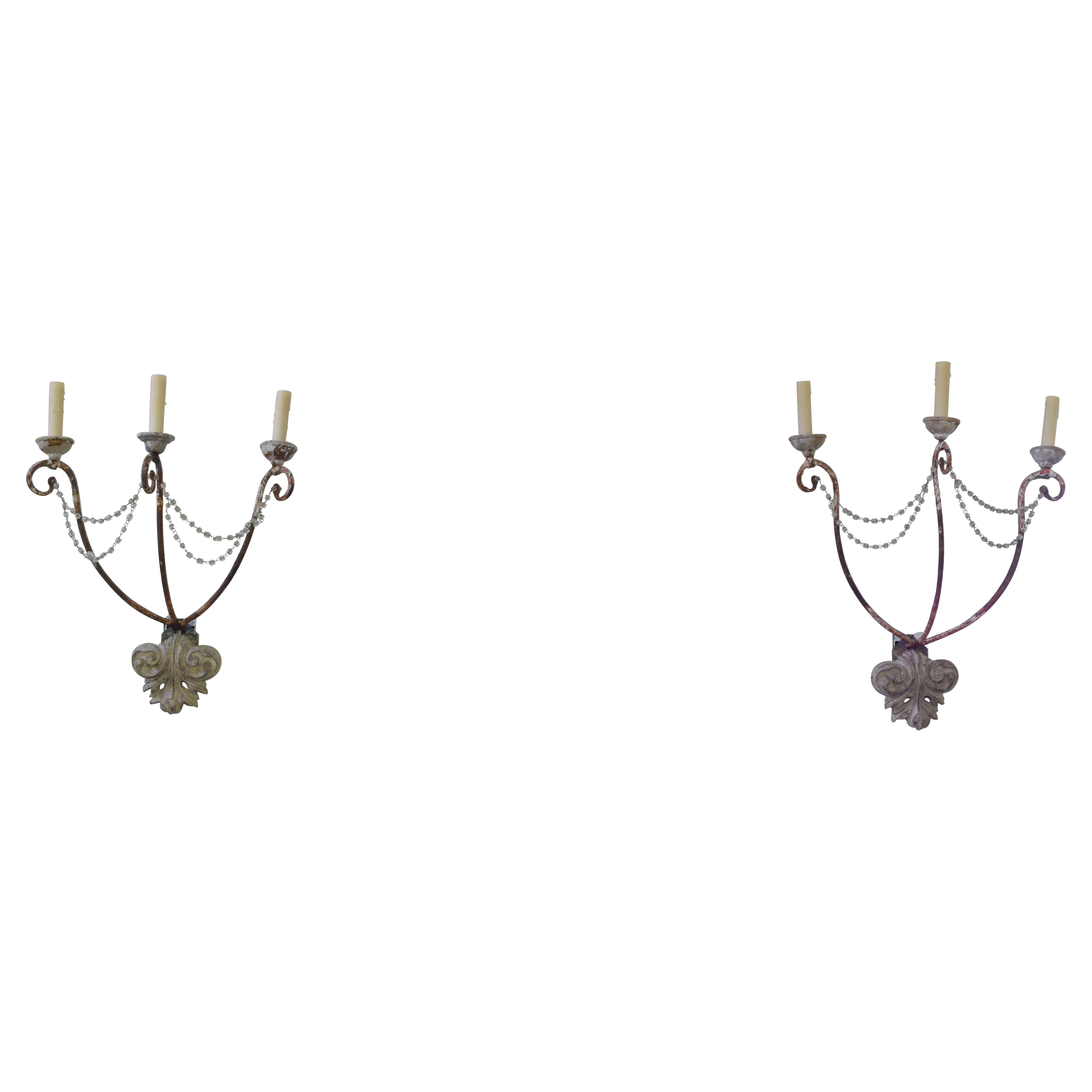 Paire italienne d'appliques à 3 lumières en fer peint et bois sculpté, début du 19ème siècle et plus tard