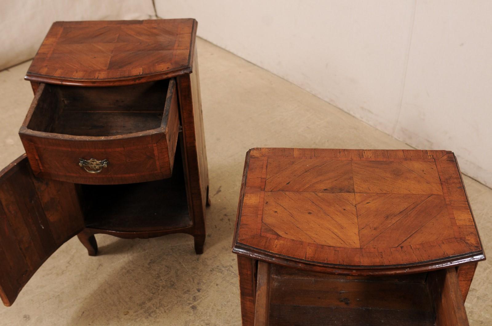 Italian Pair of Petite-Sized, Bow-Front Side Chests, Turn of the 18/19th Century For Sale 1