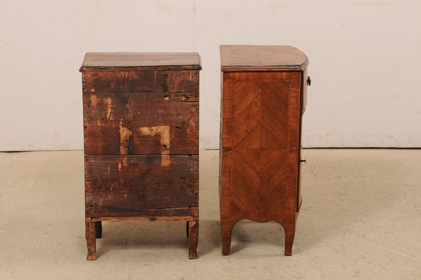 Italian Pair of Petite-Sized, Bow-Front Side Chests, Turn of the 18/19th Century For Sale 3