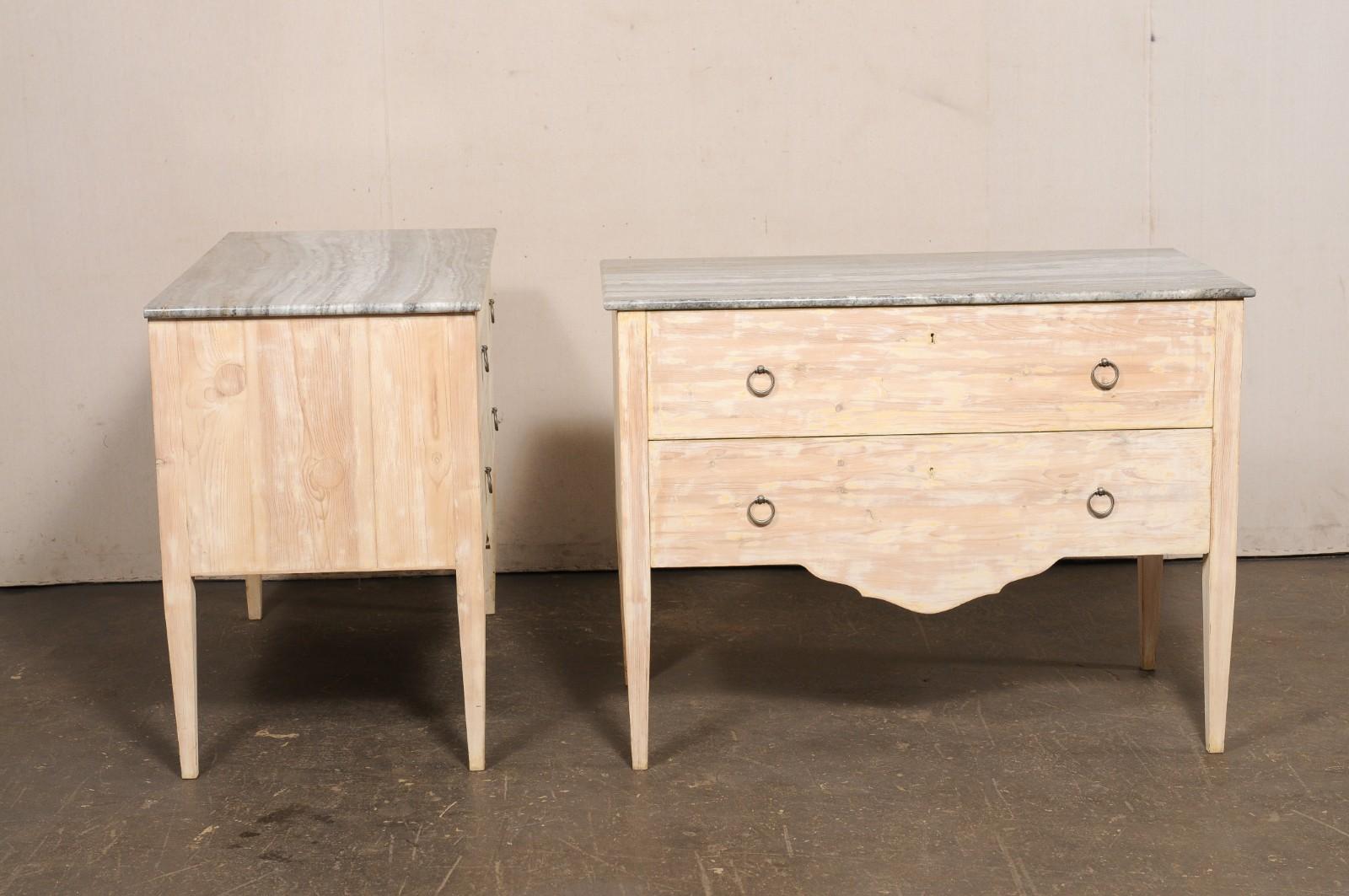Paire de coffres italiens à deux tiroirs surélevés avec dessus en marbre gris en vente 5