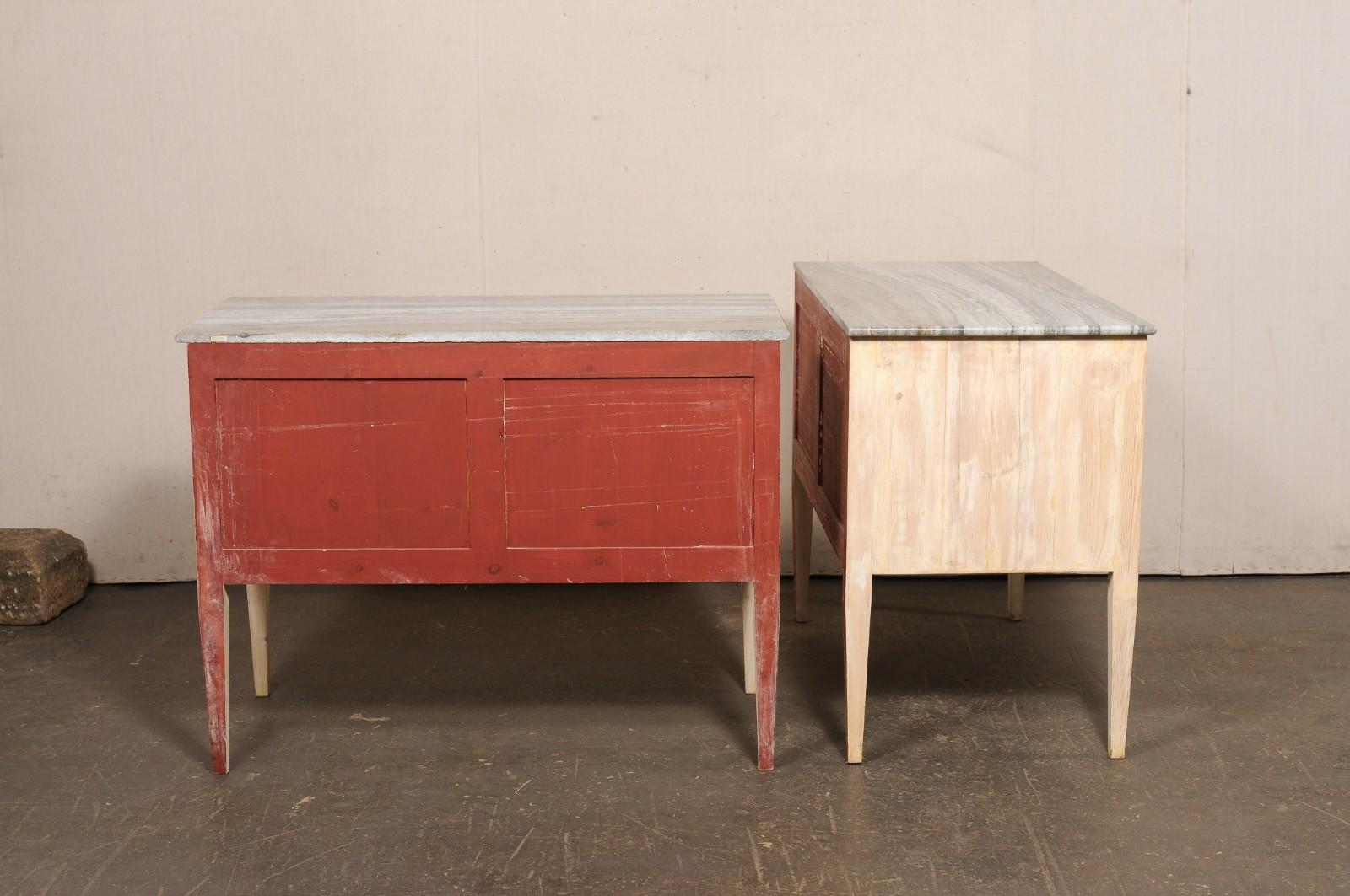 Paire de coffres italiens à deux tiroirs surélevés avec dessus en marbre gris en vente 6