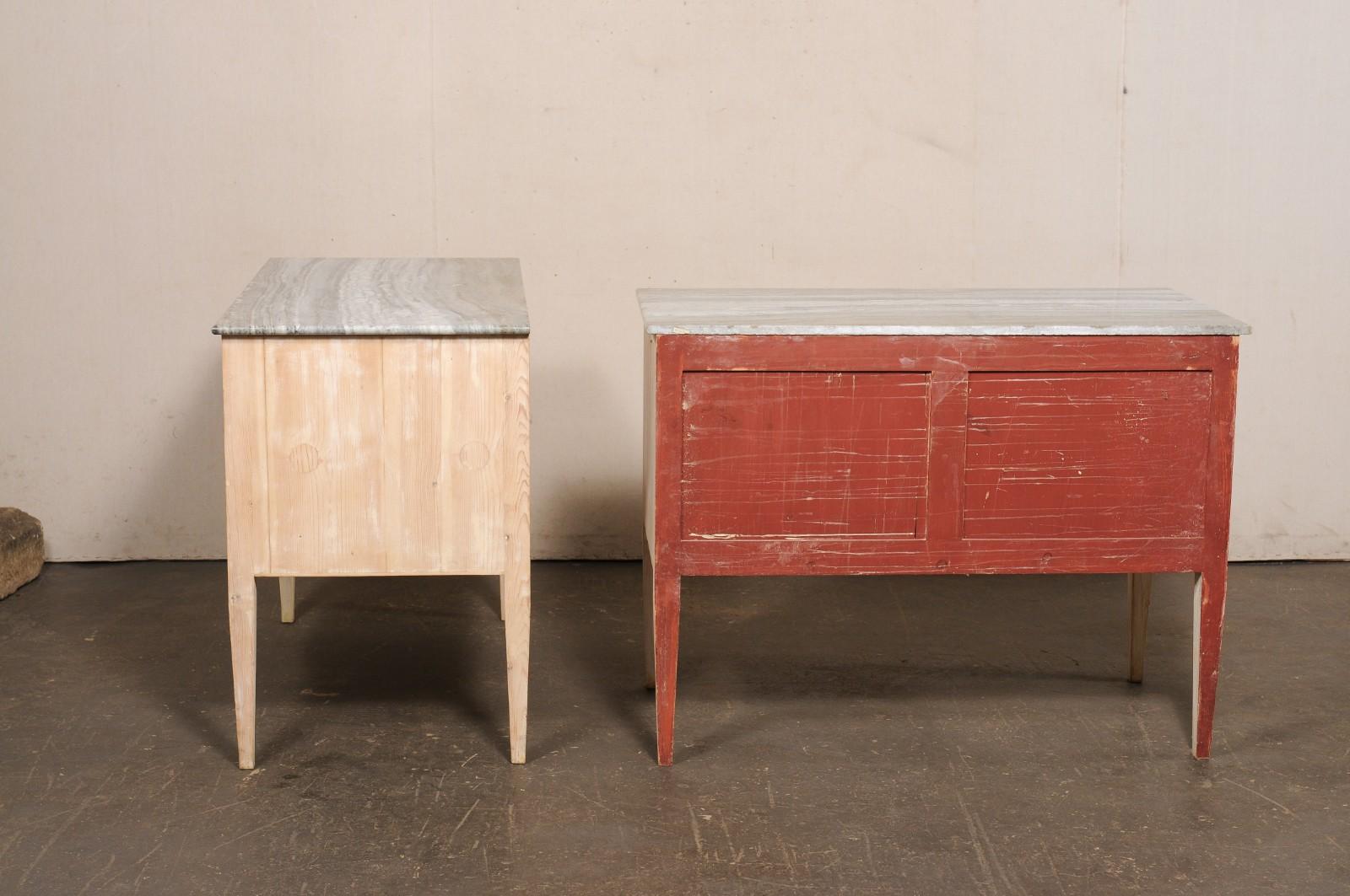 Paire de coffres italiens à deux tiroirs surélevés avec dessus en marbre gris en vente 7