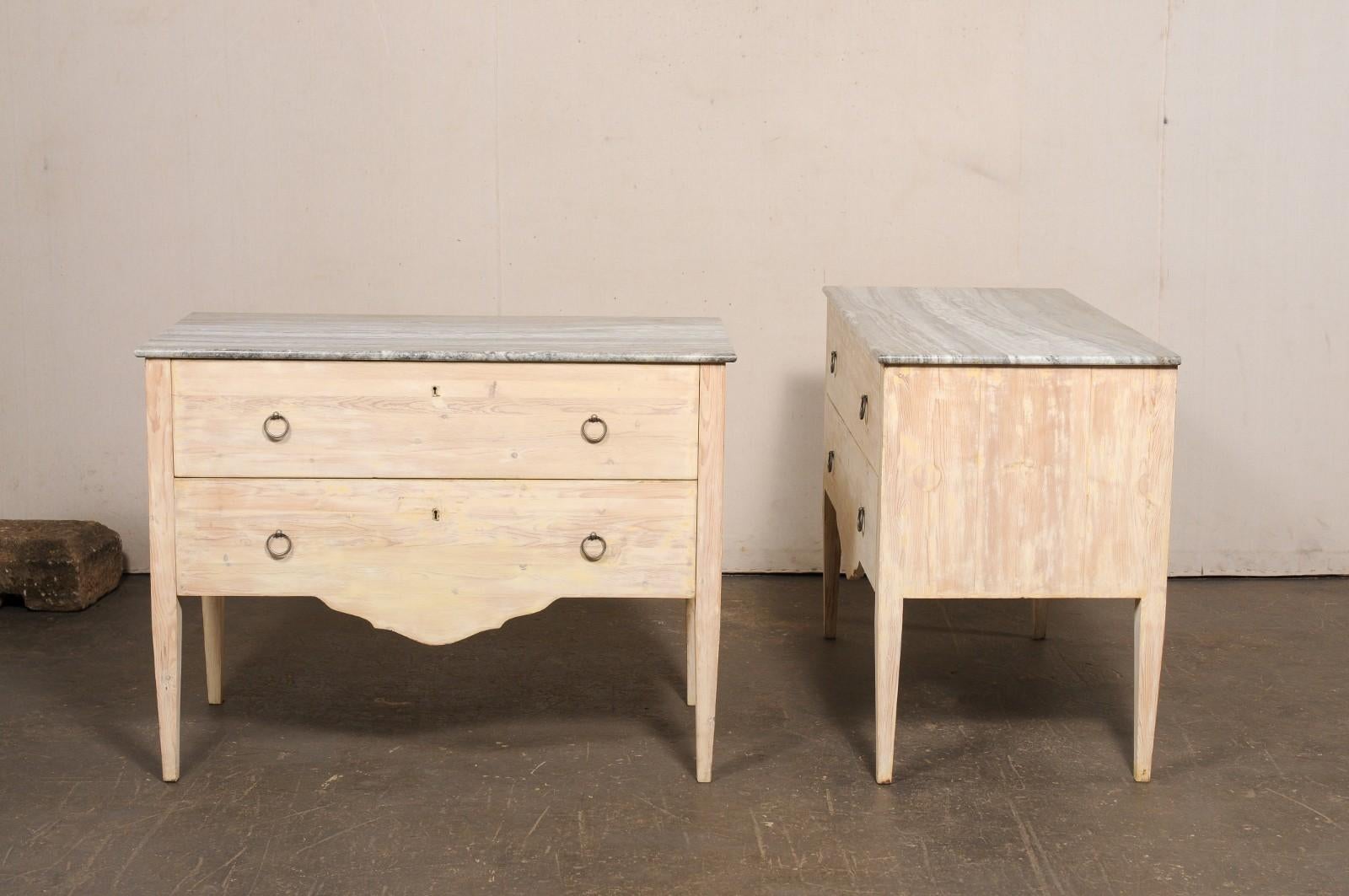 Paire de coffres italiens à deux tiroirs surélevés avec dessus en marbre gris en vente 8