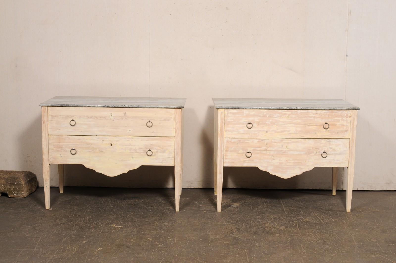 Paire de coffres italiens à deux tiroirs surélevés avec dessus en marbre gris en vente 9