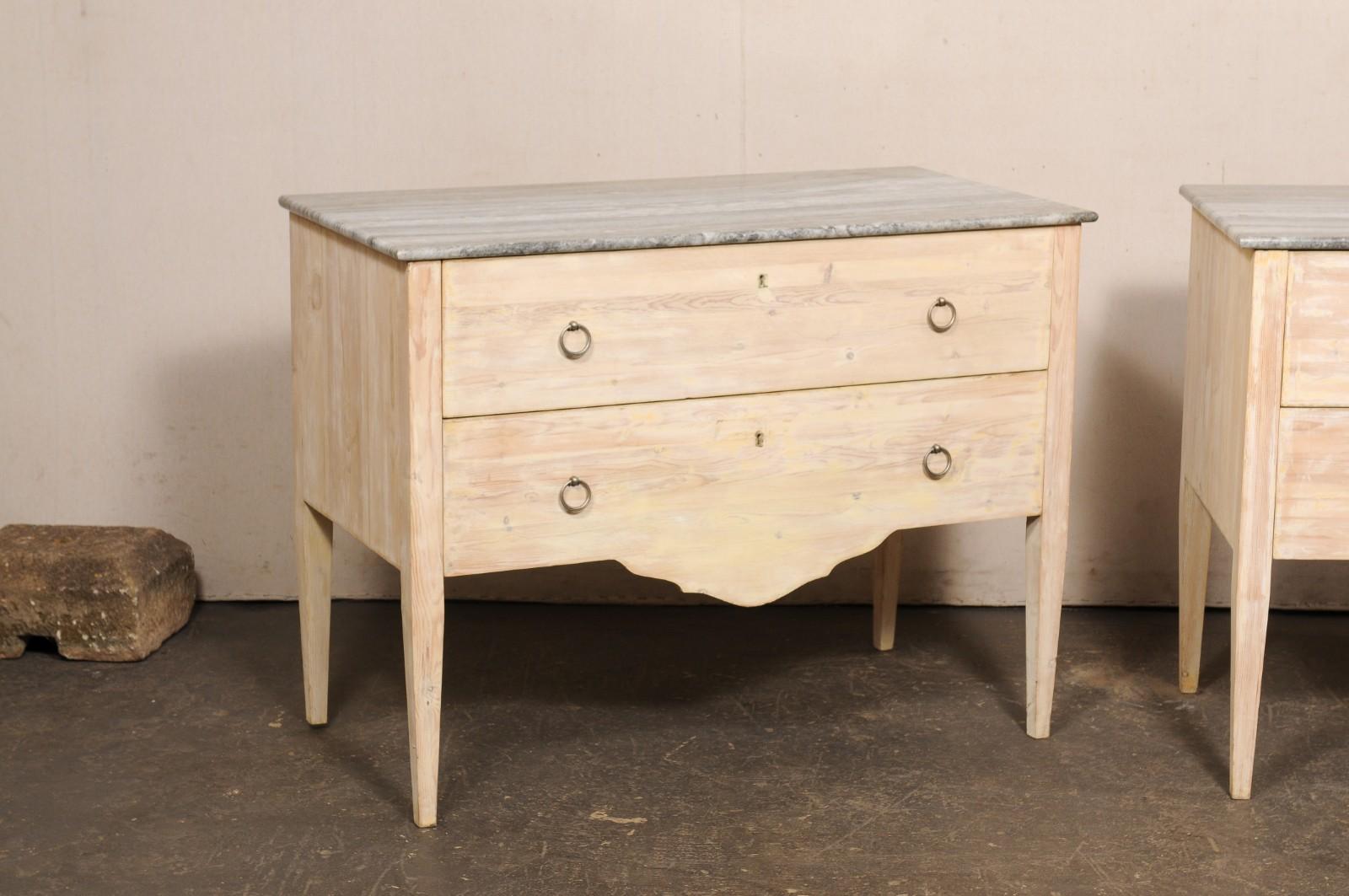 Paire de coffres italiens à deux tiroirs surélevés avec dessus en marbre gris Bon état - En vente à Atlanta, GA