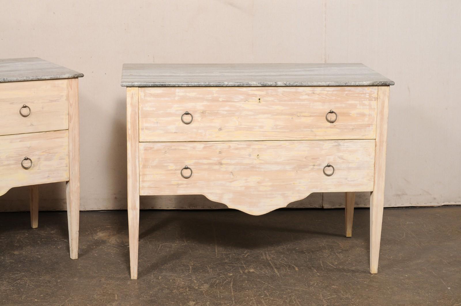 20ième siècle Paire de coffres italiens à deux tiroirs surélevés avec dessus en marbre gris en vente