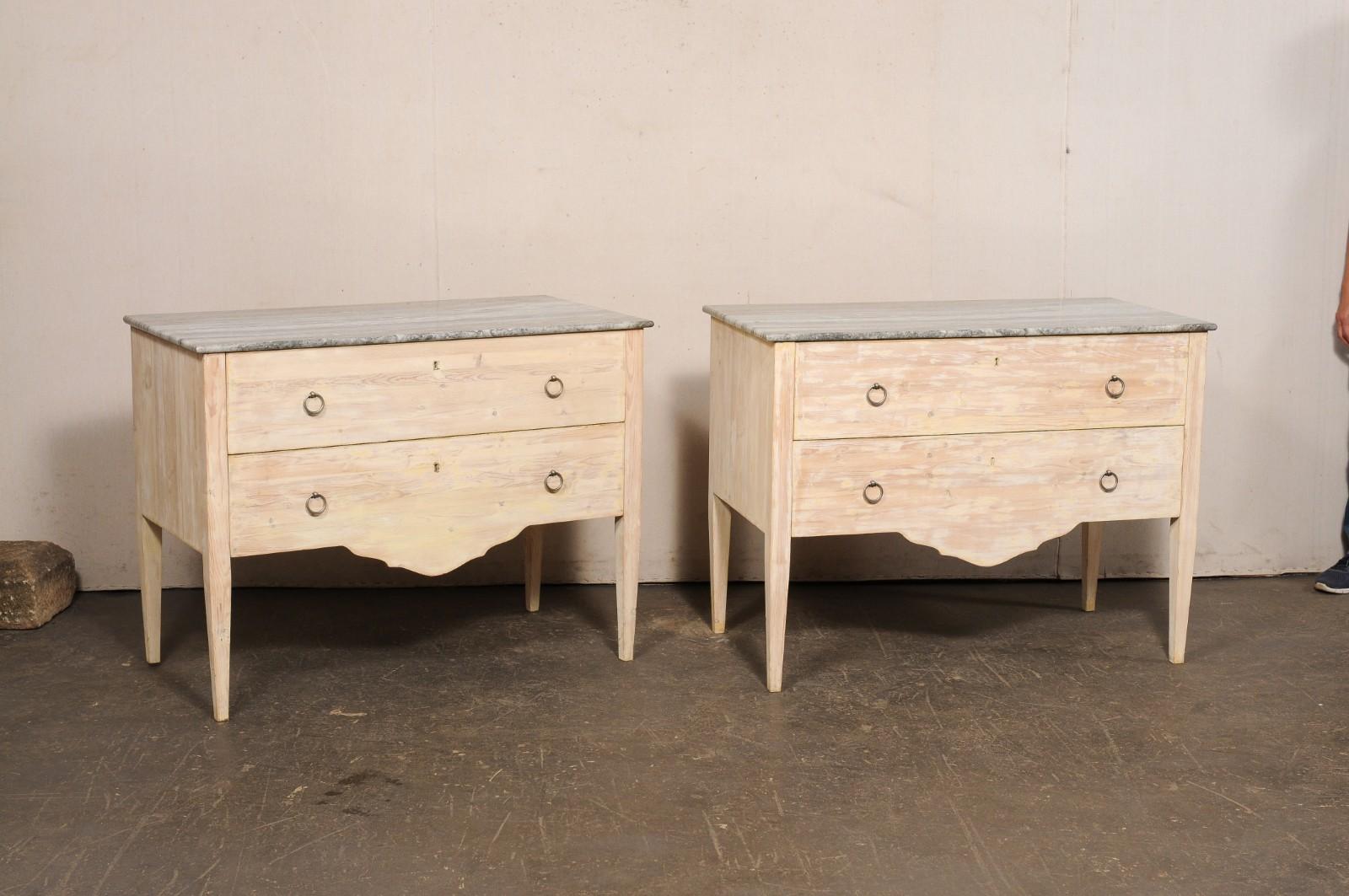 Bois Paire de coffres italiens à deux tiroirs surélevés avec dessus en marbre gris en vente
