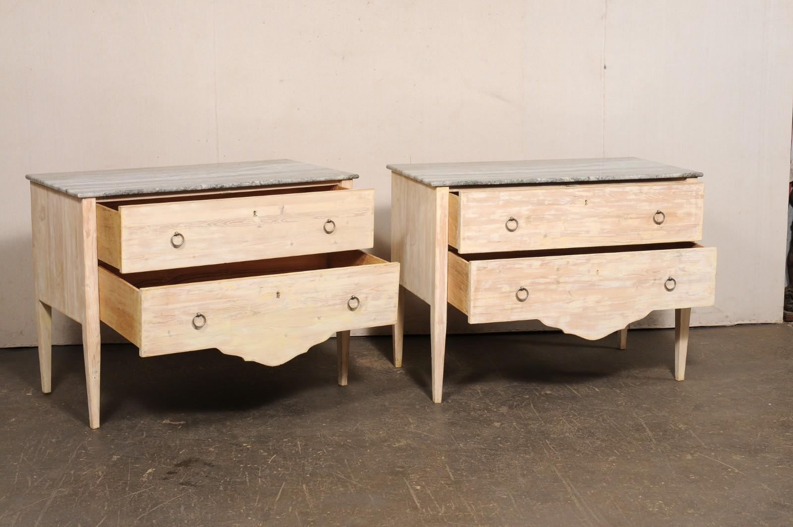 Paire de coffres italiens à deux tiroirs surélevés avec dessus en marbre gris en vente 1